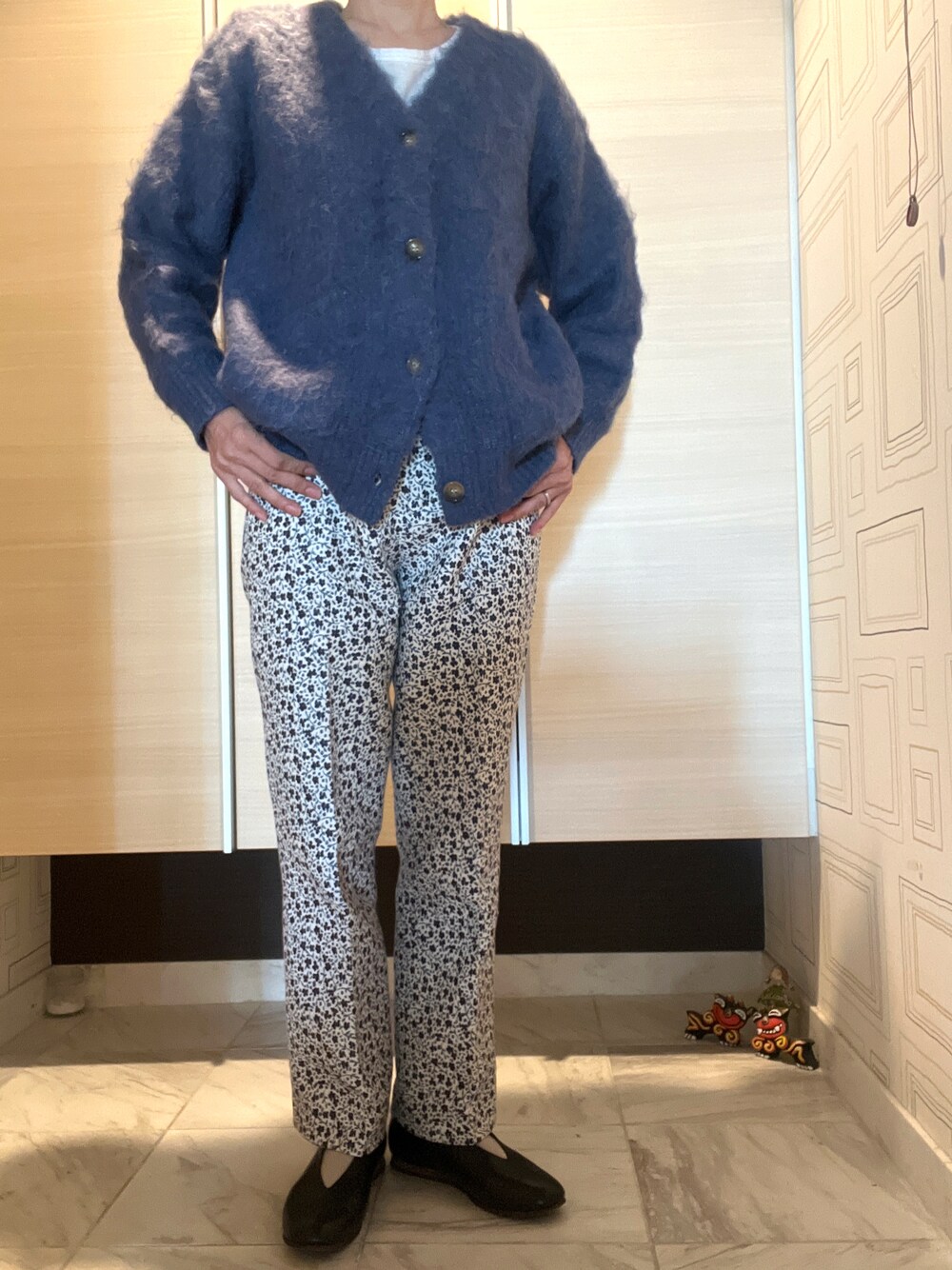 「おしゃれさんと繋がりたい、柄パンツ、カーティガン、休日コーデ、ブルー」｜「SLOBE IENAのアイテム（スラックス、その他）」を使った、myu♡（相互フォロー）さん（レディース・161cm）の冬コーディネートの1枚目の写真
