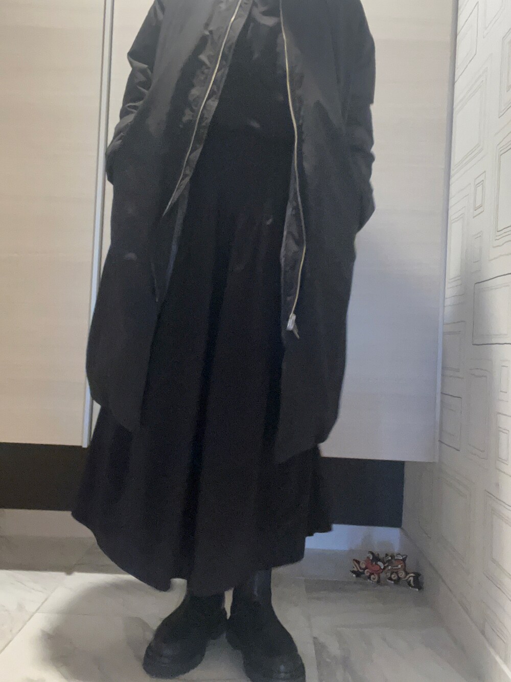 「オトナカジュアル、オトナ女子、おしゃれさんと繋がりたい、オールブラック、サイドゴアブーツ、今日のコーデ、ブラックコーデ、変形スカート、モノトーン」｜「LACOSTEのアイテム（Tシャツ/カットソー、ブラック系）」を使った、myu♡（相互フォロー）さん（レディース・161cm）の冬コーディネートの1枚目の写真