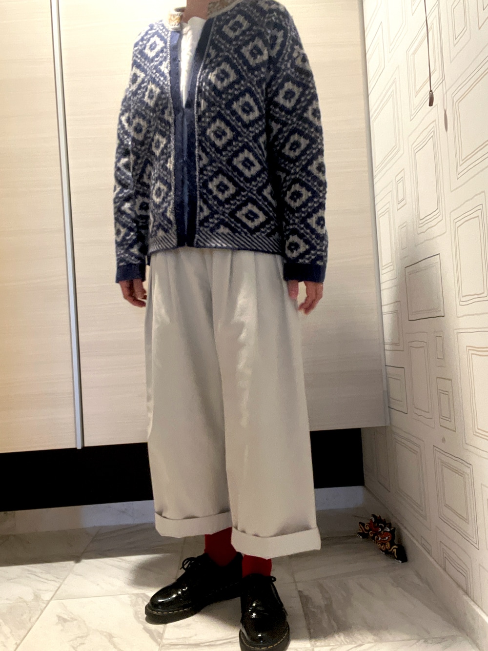「冬を彩る色いろコーデ、お洒落さんとつながりたい、柄カーディガン、ドクターマーチン、チノパンツ」｜「Dr. Martensのアイテム（ドレスシューズ、ブラック系）」を使った、myu♡（相互フォロー）さん（レディース・161cm）の冬コーディネートの1枚目の写真
