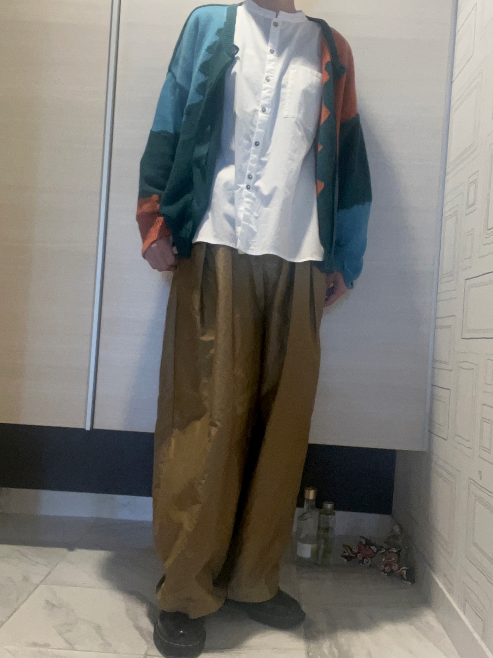 「ファッションを楽しもう、おしゃれさんと繋がりたい、着回しコーデ、バナナパンツ、ベージュパンツ、柄カーディガン、ドクターマーチン」｜「Pal'las Palaceのアイテム（カーゴパンツ、ベージュ系）」を使った、myu♡（相互フォロー）さん（レディース・161cm）の秋コーディネートの1枚目の写真
