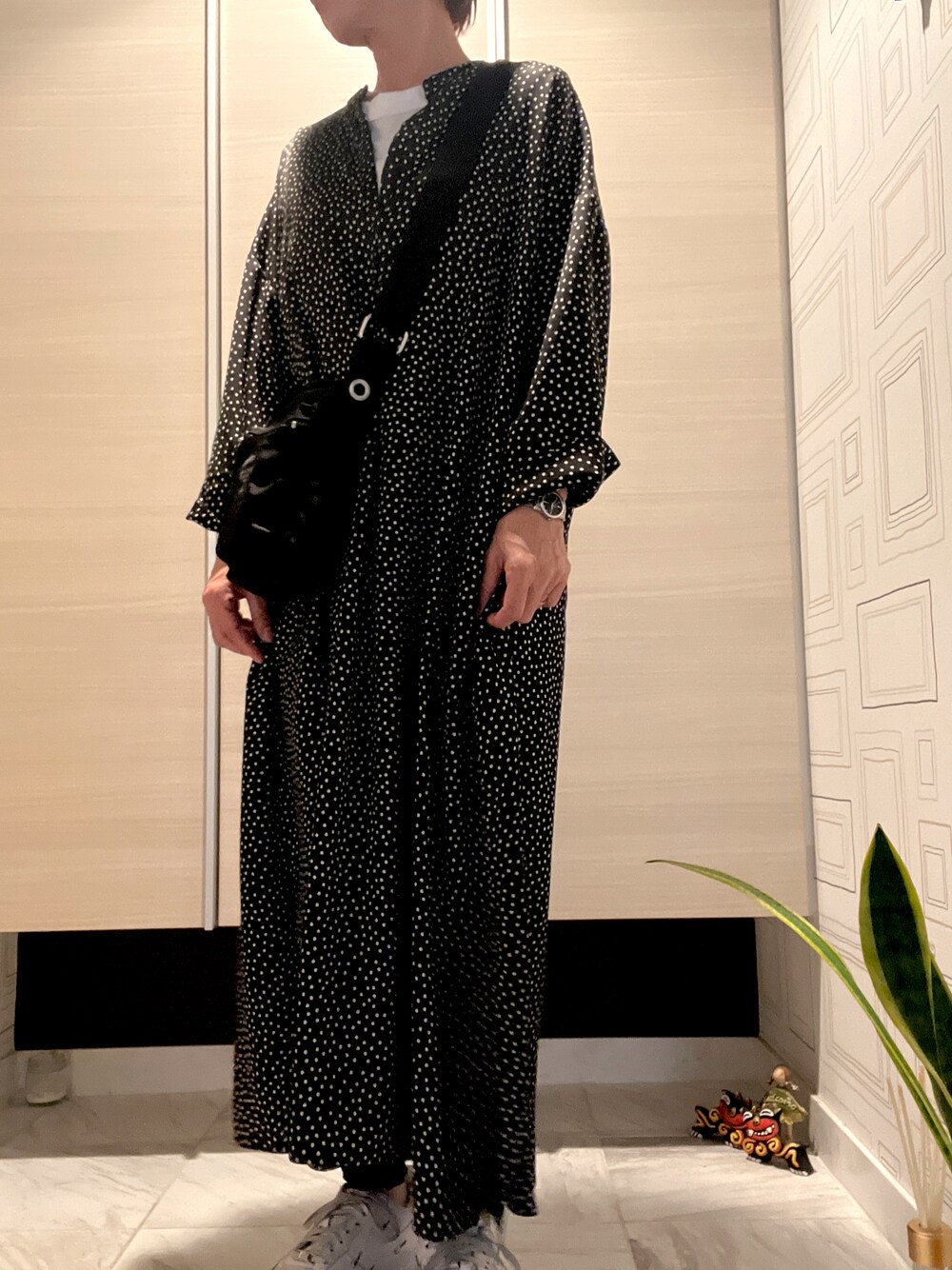 その他のワンピース、ホワイト系のスニーカー、ブラック系のショルダーバッグを着用したレディースの春コーディネートの1枚目の写真