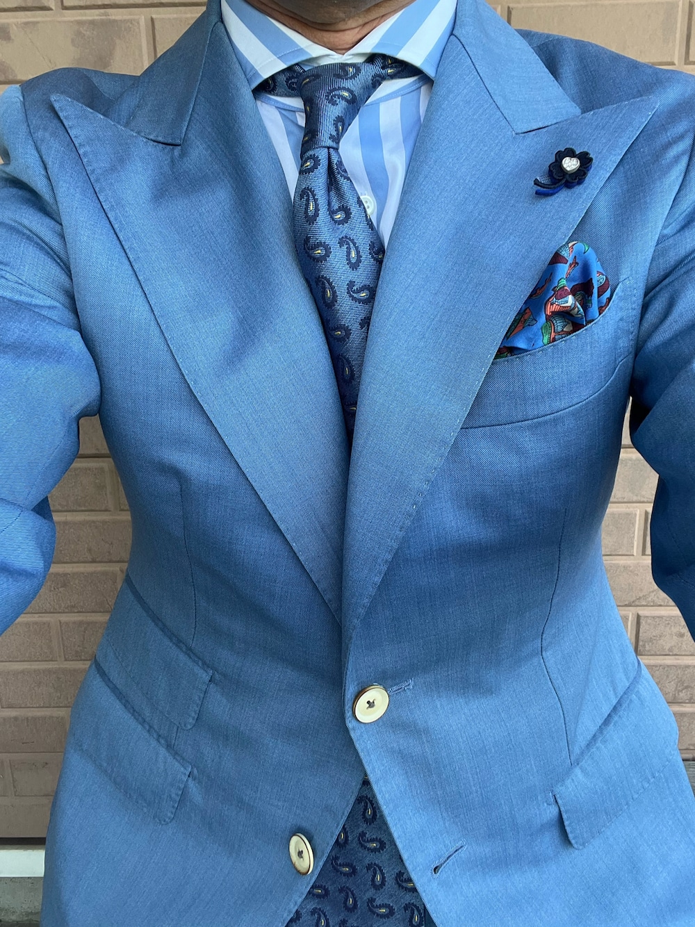 「MAKER'S SHIRT KAMAKURAのアイテム（ビジネスシャツ、ブルー系）」を使った、michi-michiさん（メンズ・165cm）の春コーディネートの1枚目の写真