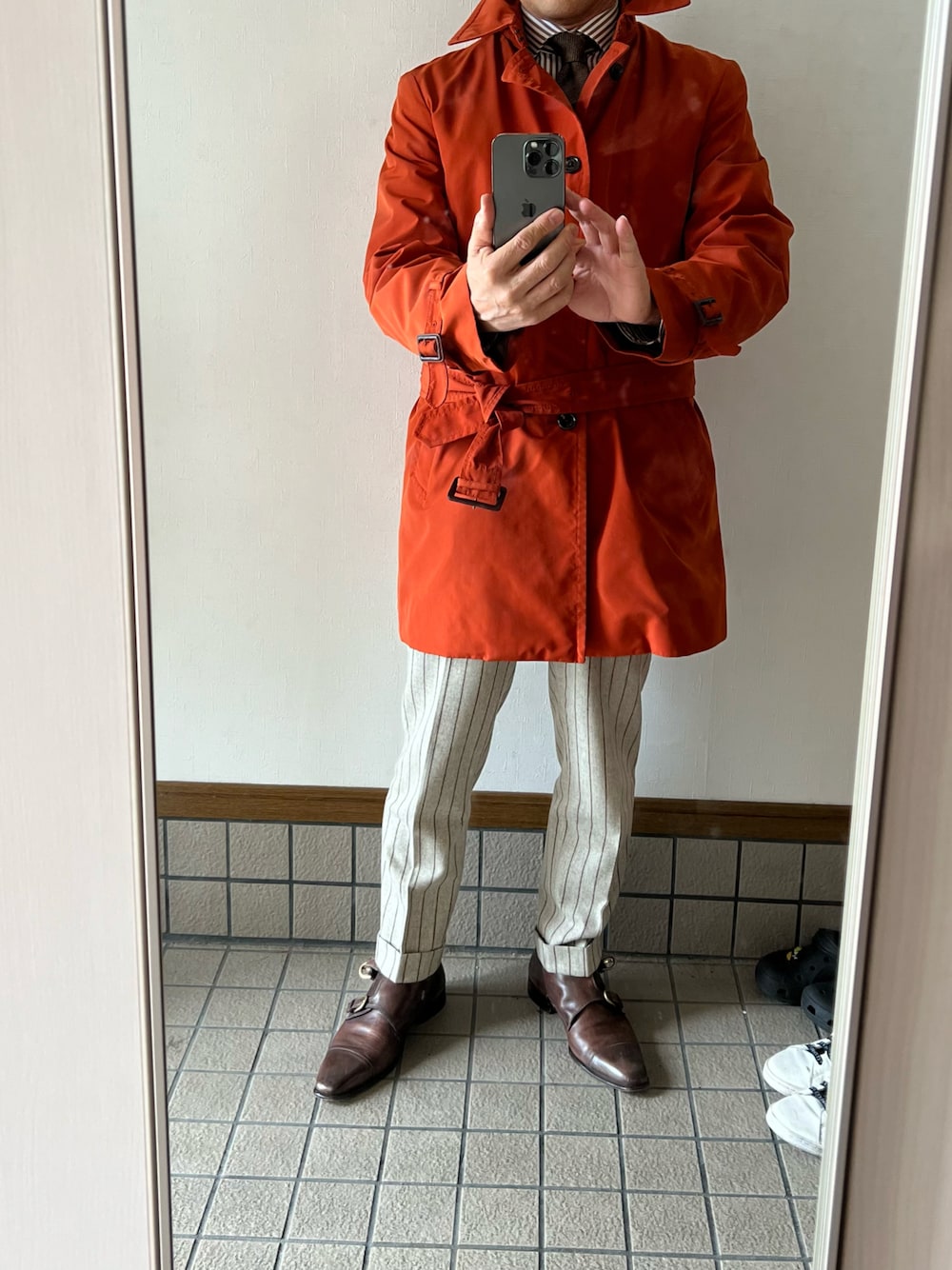 「UNIQLOのアイテム（トレンチコート、オレンジ系）」を使った、michi-michiさん（メンズ・165cm）の冬コーディネートの1枚目の写真