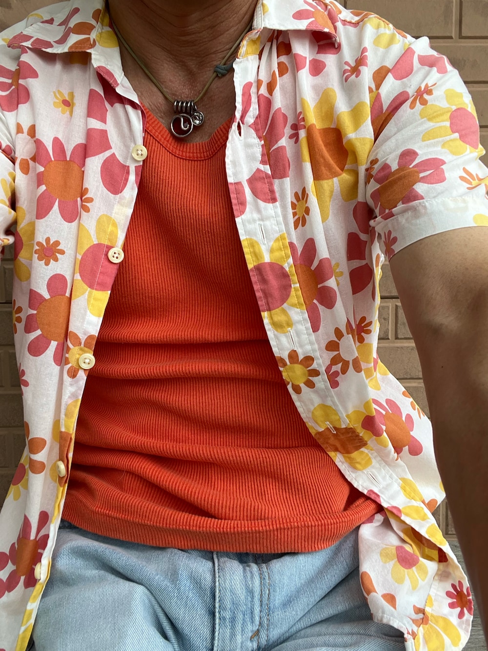 「UNIQLOのアイテム（タンクトップ、オレンジ系）」を使った、michi-michiさん（メンズ・165cm）の夏コーディネートの1枚目の写真