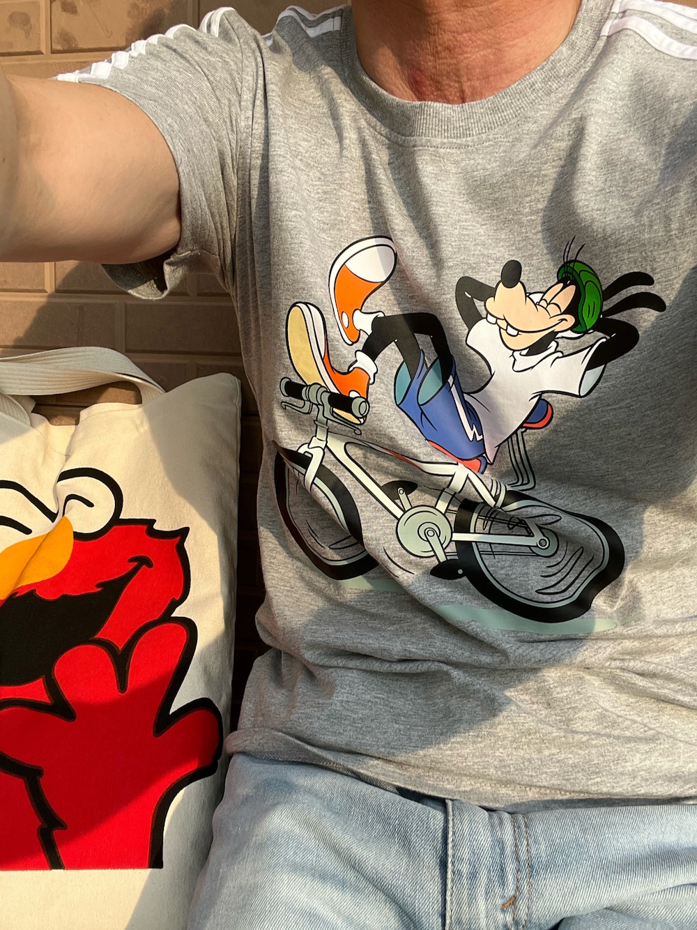 「adidasのアイテム（Tシャツ/カットソー、グレー系）」を使った、michi-michiさん（メンズ・165cm）の夏コーディネートの1枚目の写真