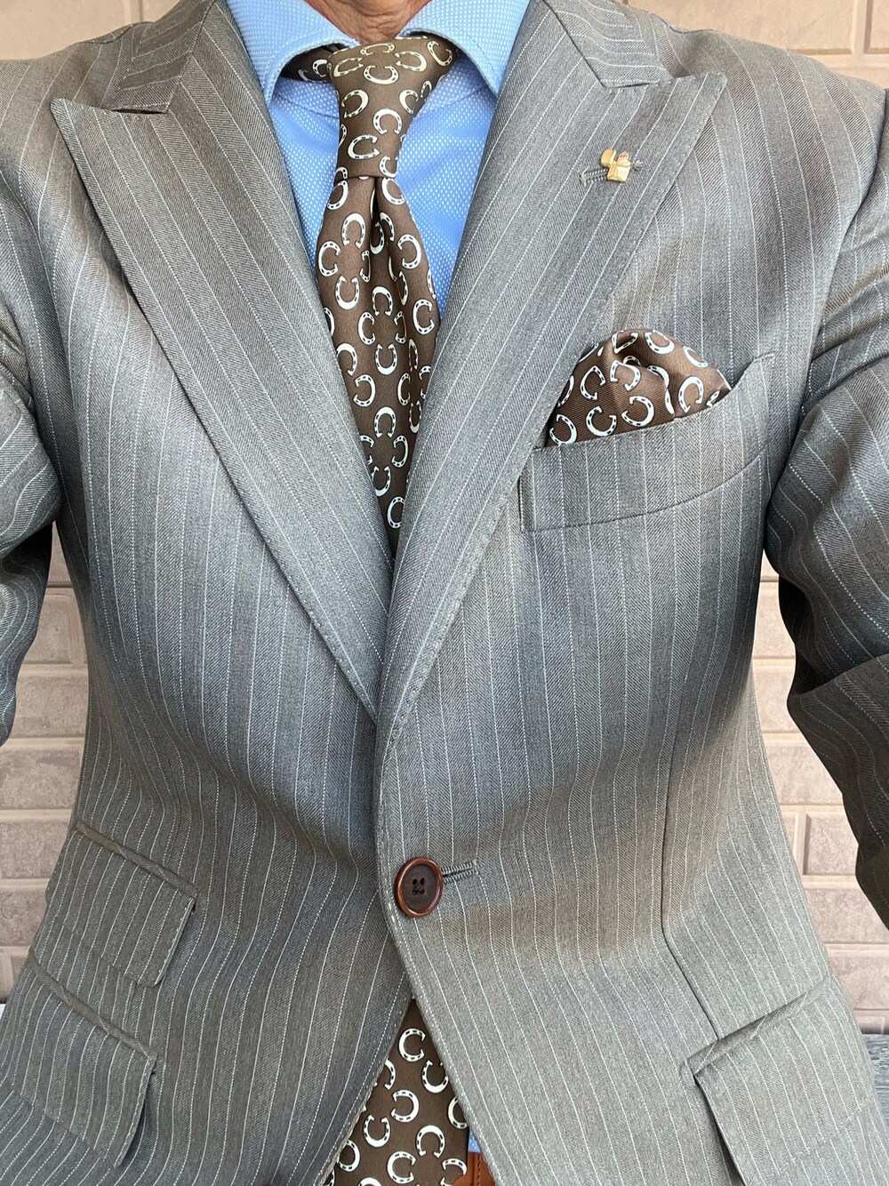 HERMESのネクタイ（ブラウン系）を使った人気ファッション