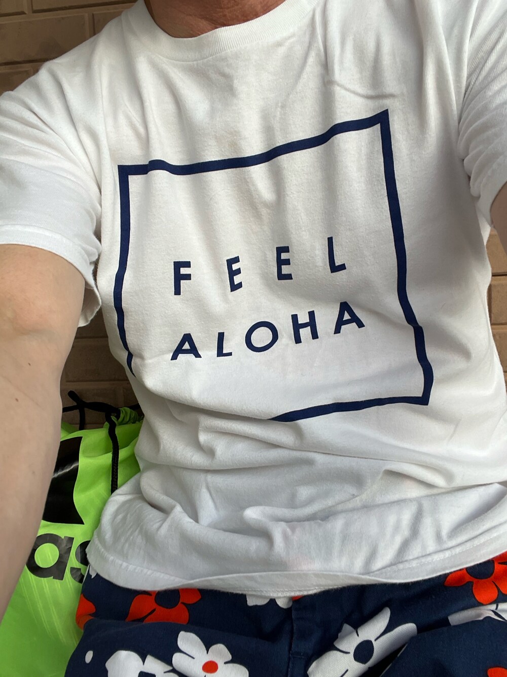 「FEEL ALOHAのアイテム（Tシャツ/カットソー、ホワイト系）」を使った、michi-michiさん（メンズ・165cm）の夏コーディネートの1枚目の写真