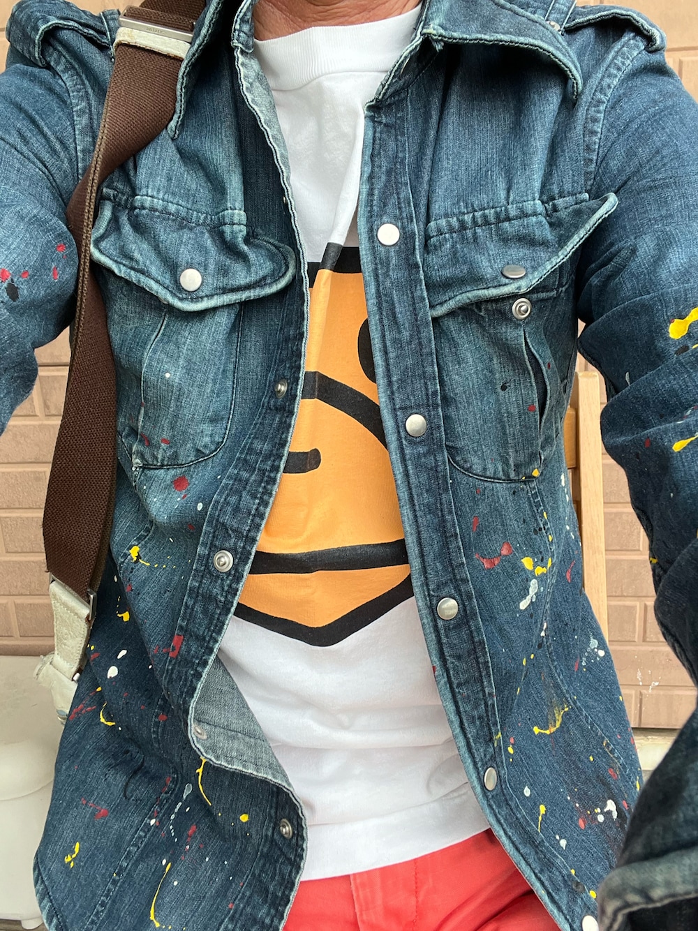 ブルー系のトップス、ホワイト系のTシャツ/カットソー、オレンジ系のパンツを着用したメンズの秋コーディネートの1枚目の写真