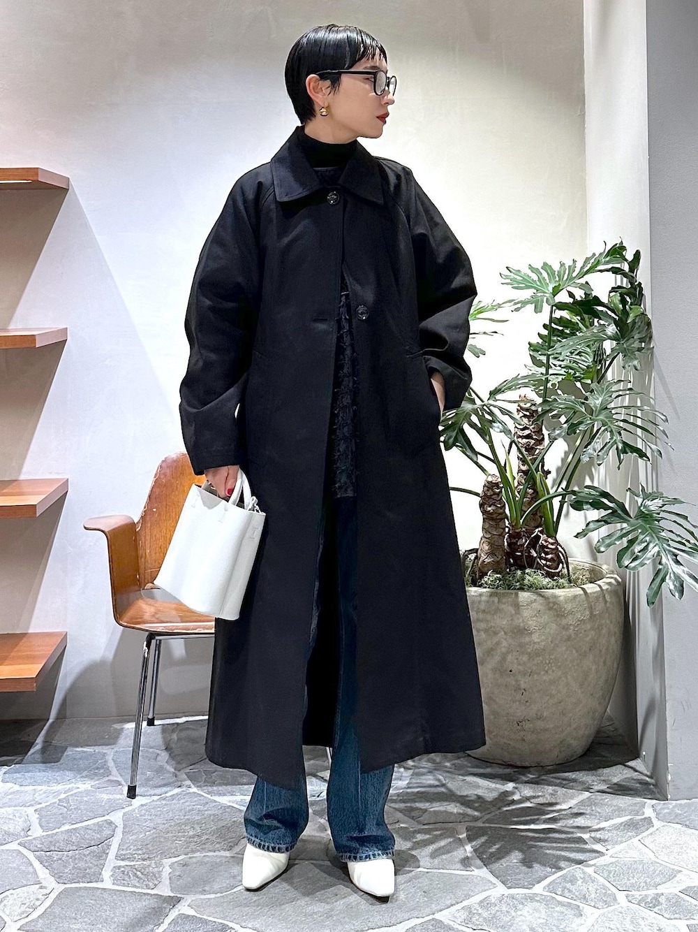 バックブラウジングステンカラーコートを使った人気ファッション