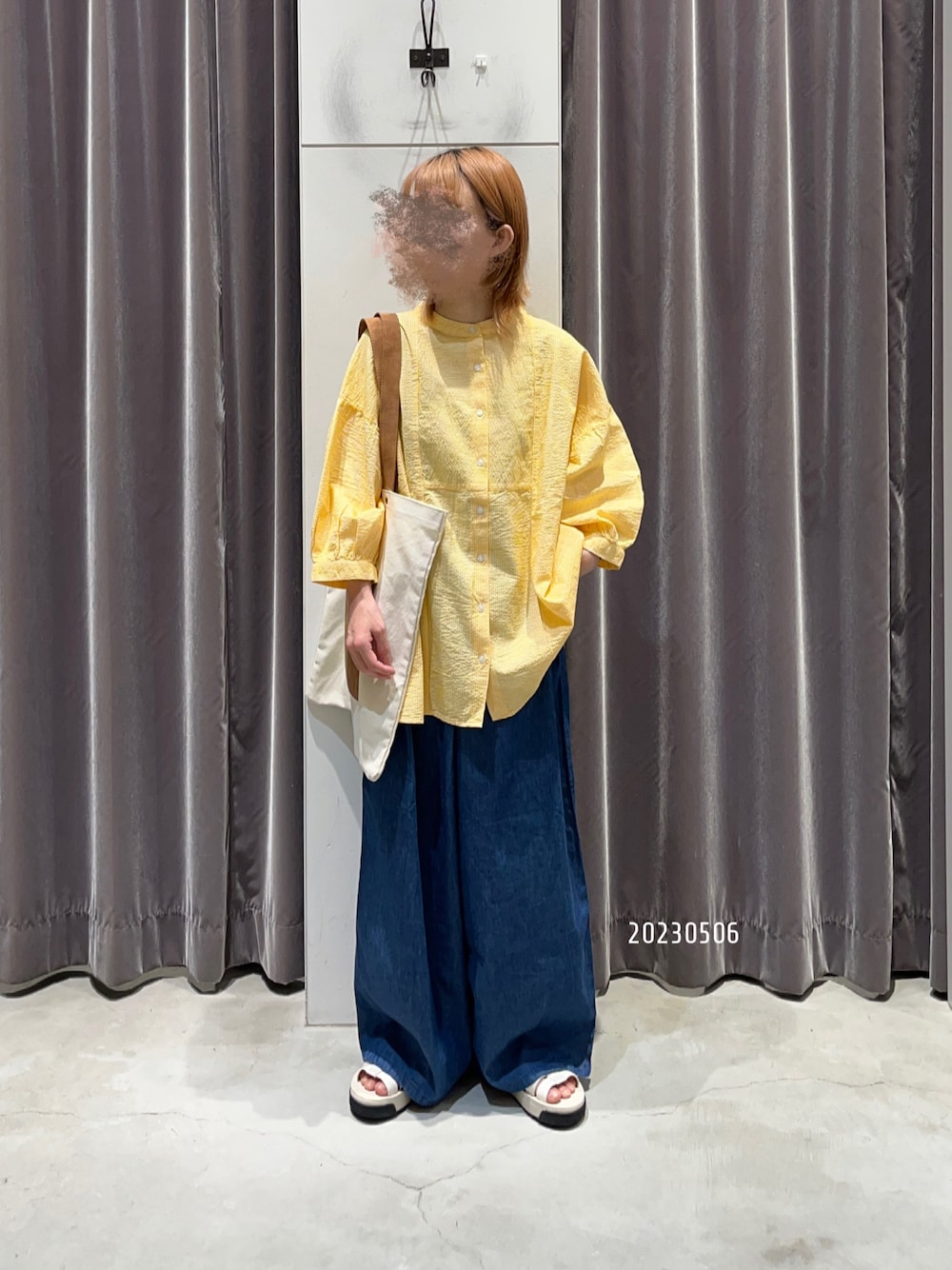 「シンプルコーデ、イエロー、デニム、サマンサ モスモス(Samansa Mos2)、低身長、ボーイッシュ、オーバーサイズ、フルレングス、サッカー、ストライプ、トートバッグ、ゆるコーデ、スポーツサンダル、カジュアル」｜「Samansa Mos2のサッカーストライプバンドカラーシャツ（シャツ/ブラウス、イエロー系）」を使った、ふじあゆ٩( ᐖ )۶さん（レディース・149cm）の春コーディネートの1枚目の写真