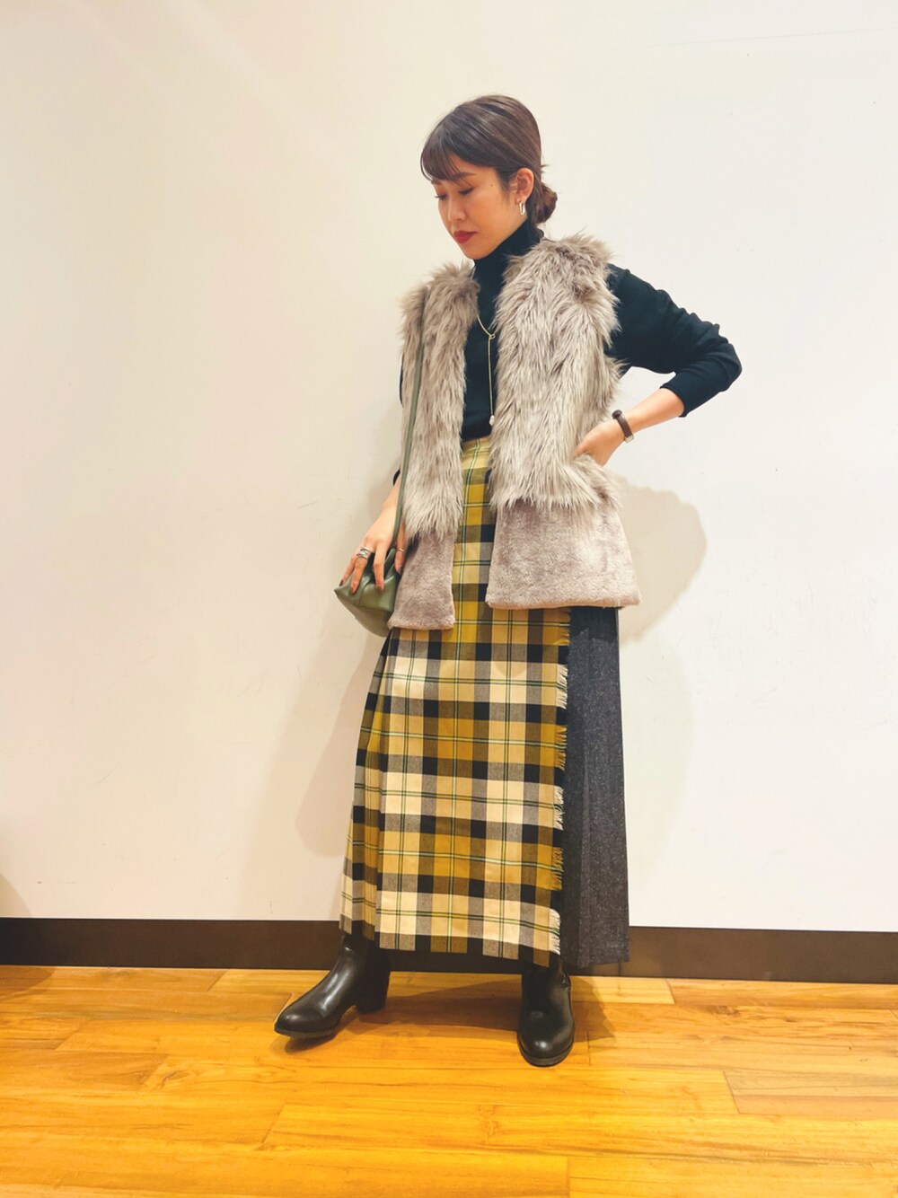 「だから秋服が好き、秋コーデ、オトナカジュアル、ファー小物、オニールオブダブリン、別注、タートルネック、サイドゴアブーツ、チェック、ラップスカート」｜「O'NEIL of DUBLINのアイテム（スカート、イエロー系）」を使った、CHIAKI SUZUKIさん（レディース・161cm）の秋コーディネートの1枚目の写真