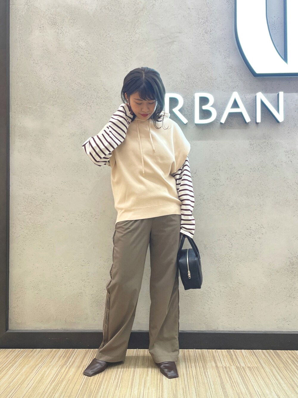 「休日スタイル、シンプル、カジュアル、フーディー、ボーダー、カットソー、カーキ、laato、ルーズシルエット、ベスト」｜「URBAN RESEARCHのノースリーブルーズフーディ（ニット/セーター、ホワイト系）」を使った、CHIAKI SUZUKIさん（レディース・161cm）の夏コーディネートの1枚目の写真