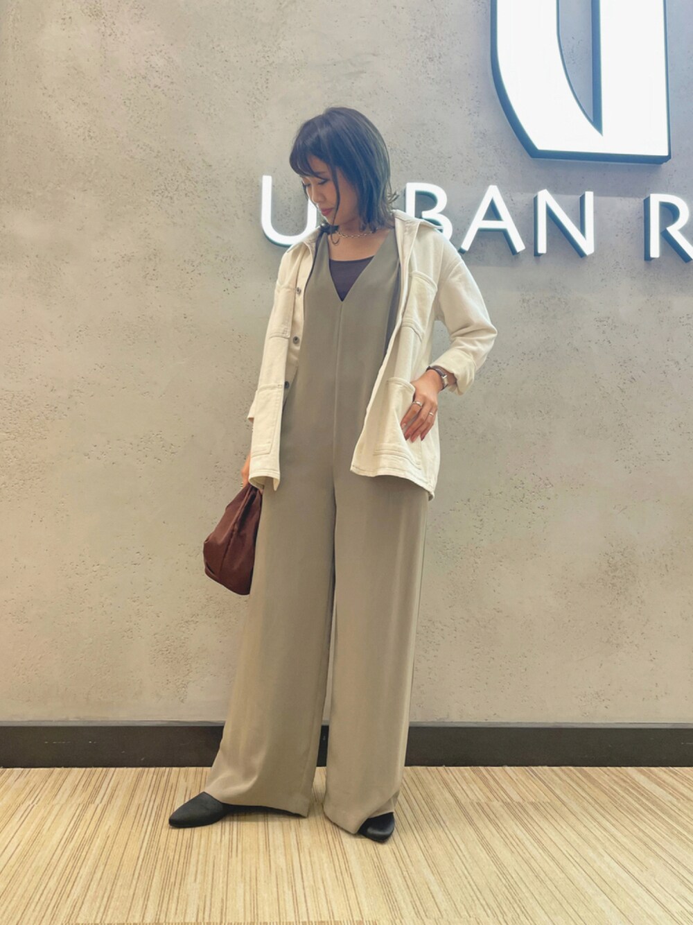 「シンプル、大人女子、ラクチンコーデ、おしゃれさんと繋がりたい、キレイめ、シンプルコーデ、カバーオール、オールインワン、カーキ、サテン」｜「URBAN RESEARCHのVネックオールインワン（サロペット/オーバーオール、グリーン系）」を使った、CHIAKI SUZUKIさん（レディース・161cm）の秋コーディネートの1枚目の写真