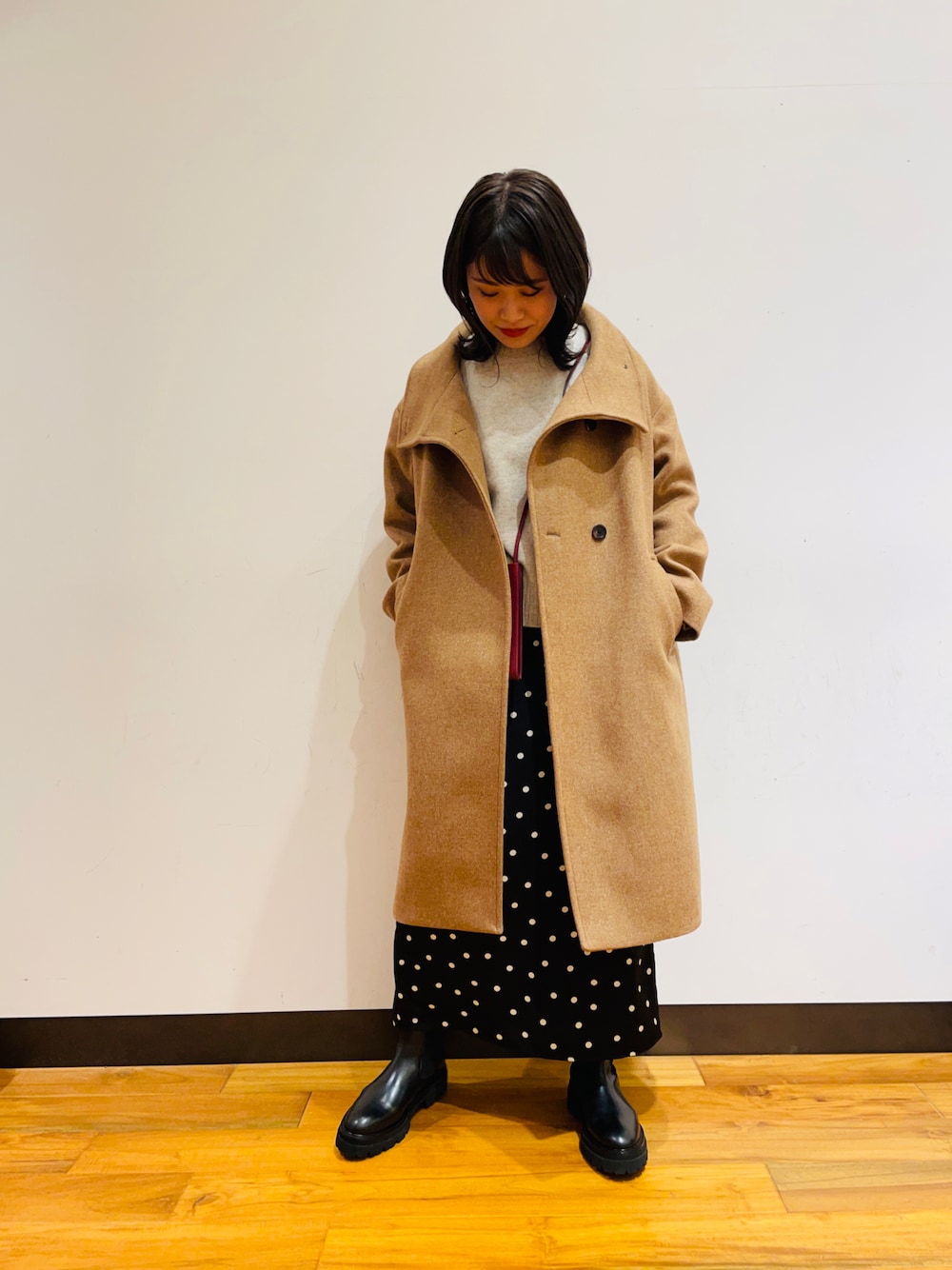 「大人カジュアル、休日スタイル、フェミニン、サイドゴアブーツ、ドット、おしゃれさんと繋がりたい、きれいめカジュアル、スカート、ヴィンテージ、大人ガーリー」｜「URBAN RESEARCHのライトメルトン衿ボリュームコート（その他アウター、ベージュ系）」を使った、CHIAKI SUZUKIさん（レディース・161cm）の秋コーディネートの1枚目の写真