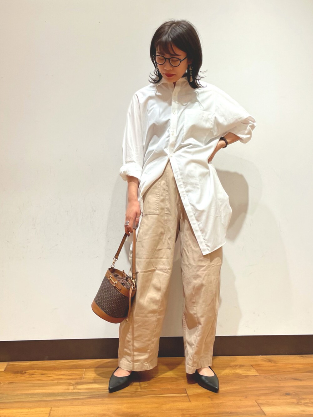 「パンプス、オーバーサイズ、メンズライク、ラフ、シンプルコーデ、カジュアルコーデ、ワイドデニム、秋コーデ、トラディショナルウェザーウエア、いいね、save、フォローお願いします🤑」｜「Traditional Weatherwearのアイテム（シャツ/ブラウス、ホワイト系）」を使った、CHIAKI SUZUKIさん（レディース・161cm）の秋コーディネートの1枚目の写真
