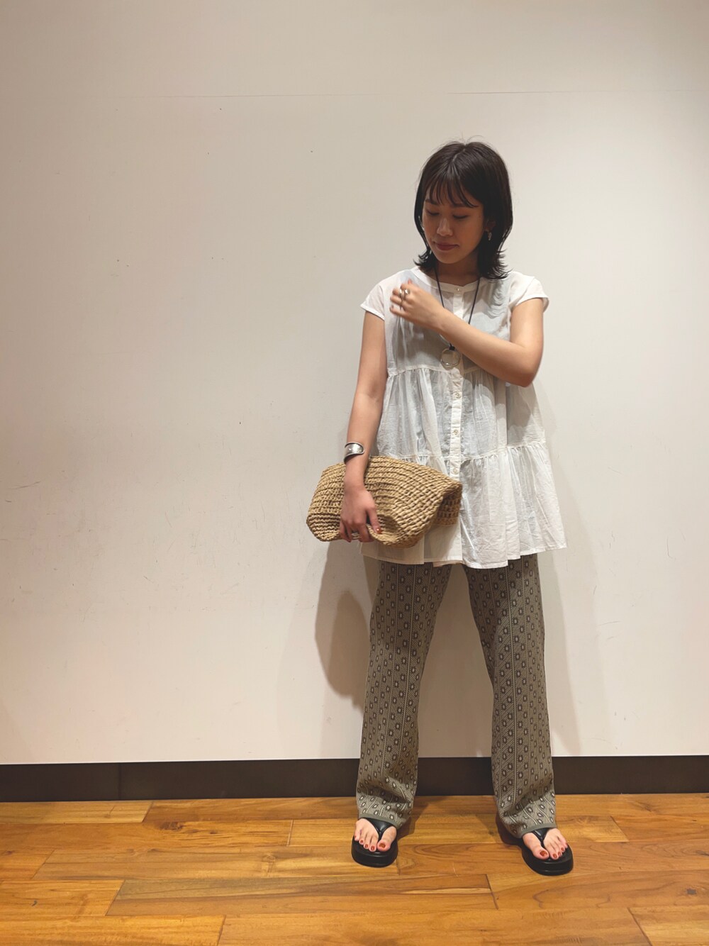 「オトナカジュアル、楽チンコーデ、リラックス、ブラウス、ジャガード、ニットパンツ、リゾートスタイル、ビーチサンダル、カジュアル、夏コーデ」｜「URBAN RESEARCH Sonny Labelのアイテム（シャツ/ブラウス、ホワイト系）」を使った、CHIAKI SUZUKIさん（レディース・161cm）の夏コーディネートの1枚目の写真