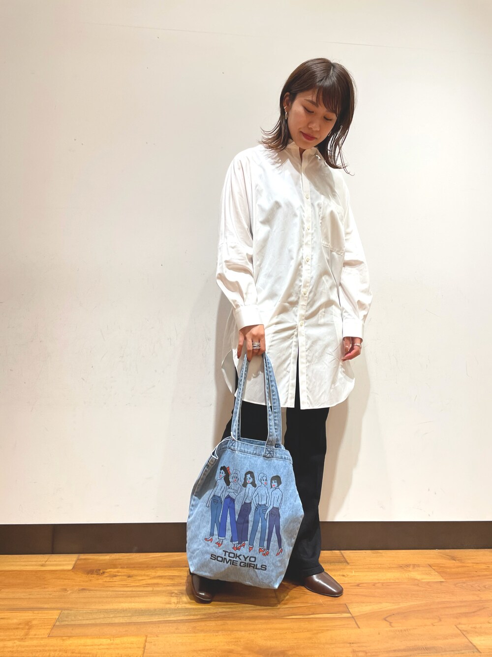 「オトナカジュアル、シンプル、ラフ、Traditional Weatherwear、SOMETHING、シャツスタイル、フレアデニム、シンプルスタイル、ポップアップショップ、ベーシック」｜「Traditional Weatherwearのアイテム（シャツ/ブラウス、ホワイト系）」を使った、CHIAKI SUZUKIさん（レディース・161cm）の秋コーディネートの1枚目の写真
