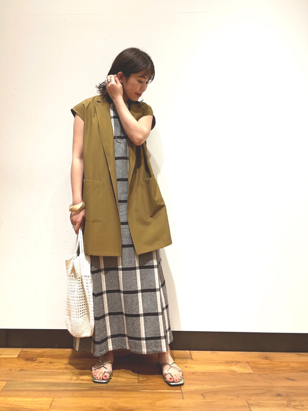 「オトナ女子、きれいめカジュアル、大人カジュアル、リラックススタイル、ロングワンピース、ブロックチェック、レトロ、メッシュバッグ、ジレ、オリーブ」｜「URBAN RESEARCHのブロックチェックノースリーブマキシワンピース（ワンピース、ブラック系）」を使った、CHIAKI SUZUKIさん（レディース・161cm）の夏コーディネートの1枚目の写真