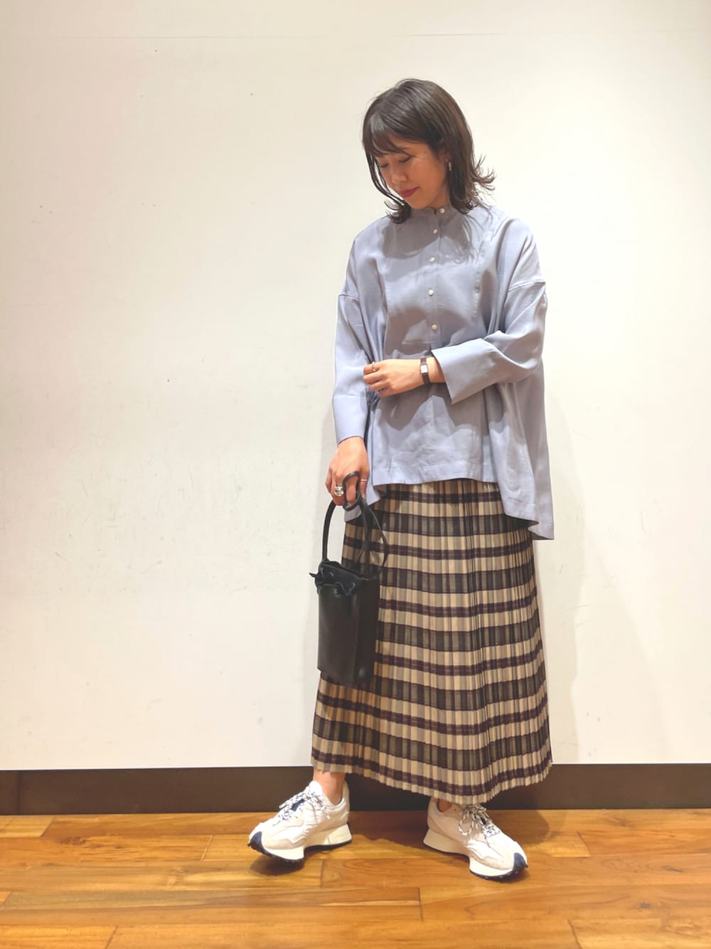 「ラフ、カジュアルコーデ、チェック、MS327、hashibami、ブラウス、プリーツスカート、スニーカー、おしゃれさんと繋がりたい、サックスブルー」｜「URBAN RESEARCHのフロントデザインドルマンブラウス（Tシャツ/カットソー、ブルー系）」を使った、CHIAKI SUZUKIさん（レディース・161cm）の秋コーディネートの1枚目の写真