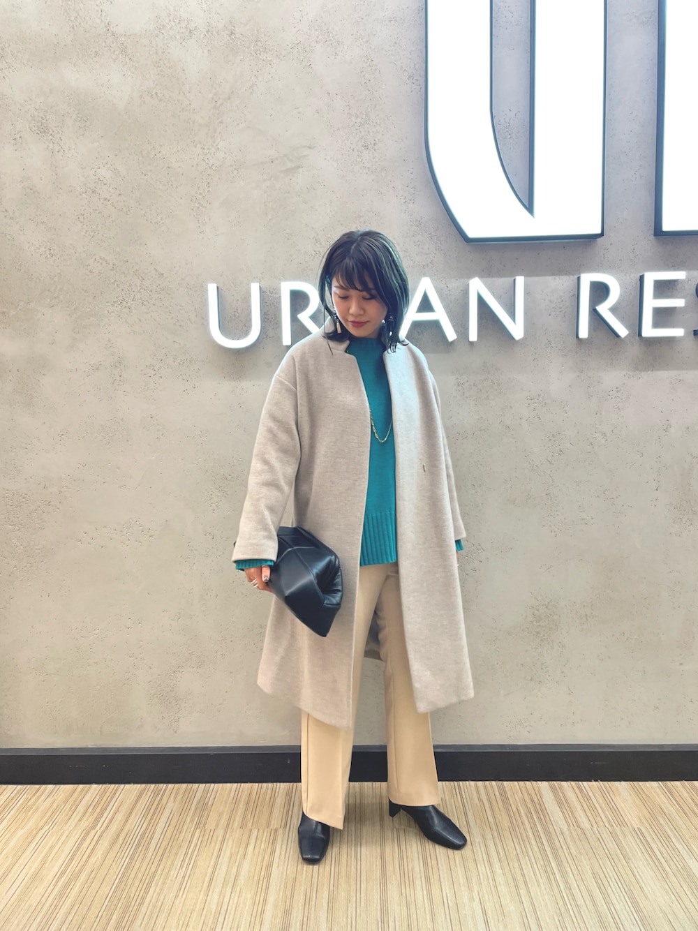 「きれいめカジュアル、クリスマスに着たい服、大人カジュアル、ブルー、ショートブーツ、カラーニット、ウールコート、セミフレアパンツ、add culumn、パンツコーデ」｜「URBAN RESEARCHのクルーネックチュニックニット（ニット/セーター、グリーン系）」を使った、CHIAKI SUZUKIさん（レディース・161cm）の冬コーディネートの1枚目の写真