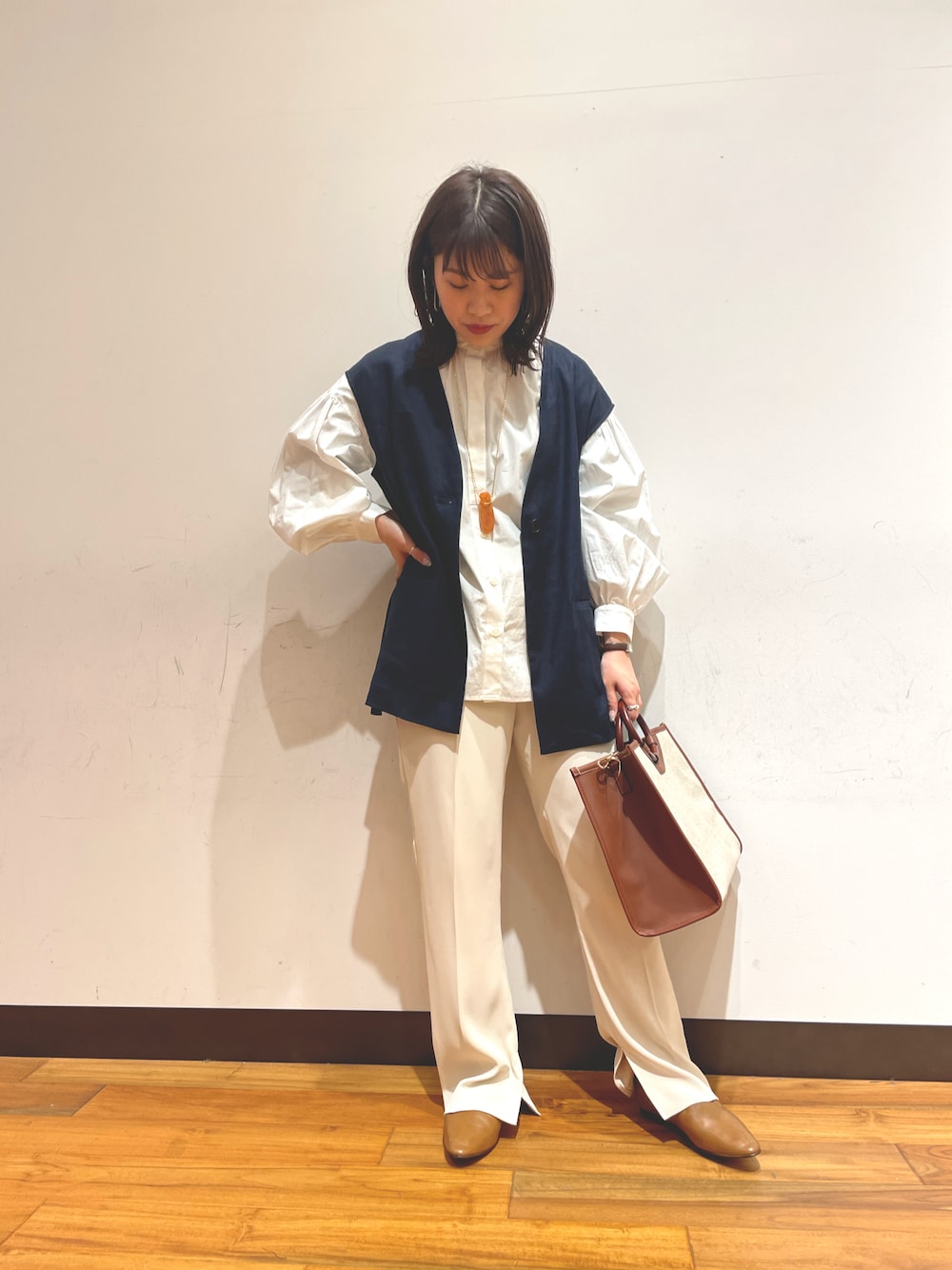 「春、カジュアルコーデ、ジレ、アクセサリー、セミフレアパンツ、きれいめカジュアル、カミナンド、ラフ、ボリュームスリーブ」｜「URBAN RESEARCHのボリュームスリーブバンドカラーシャツ（シャツ/ブラウス、ホワイト系）」を使った、CHIAKI SUZUKIさん（レディース・161cm）の春コーディネートの1枚目の写真