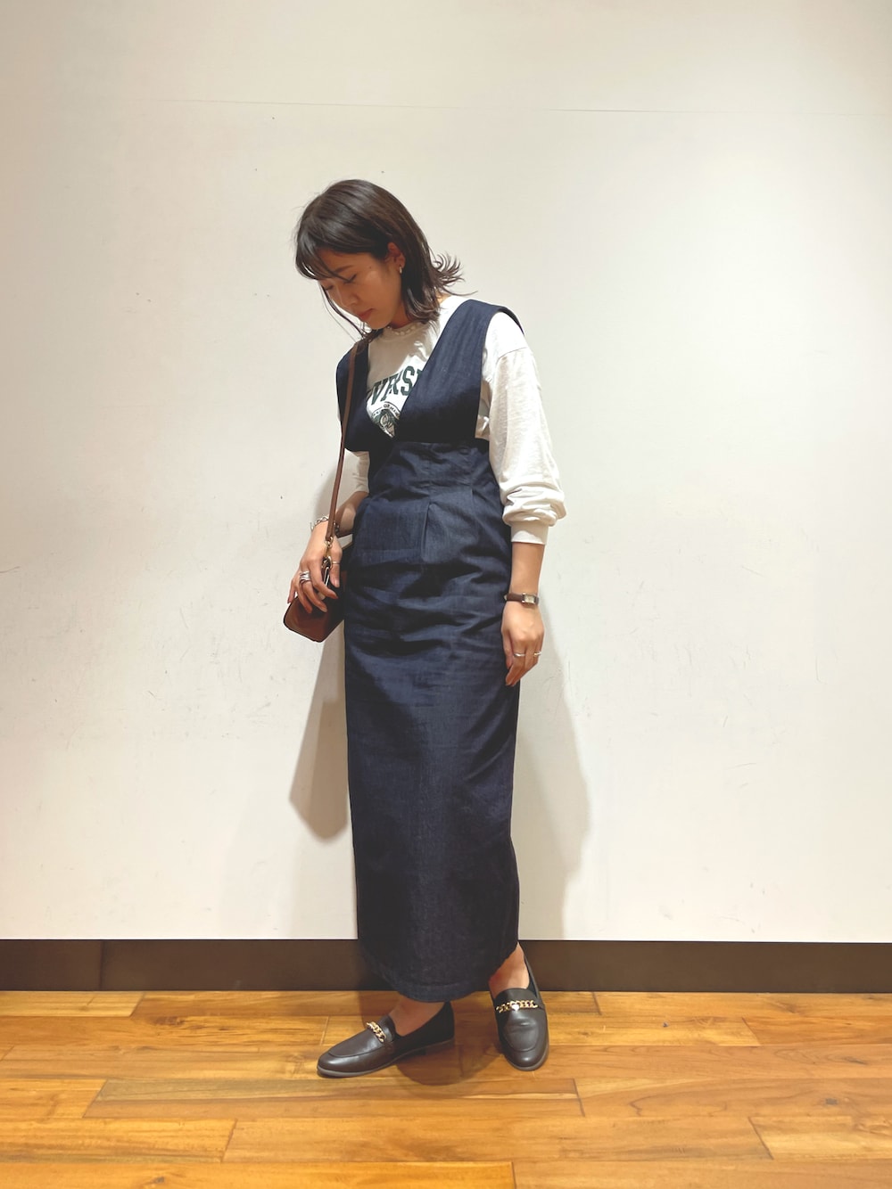 「オトナ女子、大人カジュアル、ママコーデ、ロゴT、休日スタイル、秋のコーデ、シンプルコーデ、おしゃれさんと繋がりたい、Vネック、ジャンパーワンピース」｜「URBAN RESEARCHのライトデニムジャンパースカート（ワンピース、ブルー系）」を使った、CHIAKI SUZUKIさん（レディース・161cm）の夏コーディネートの1枚目の写真