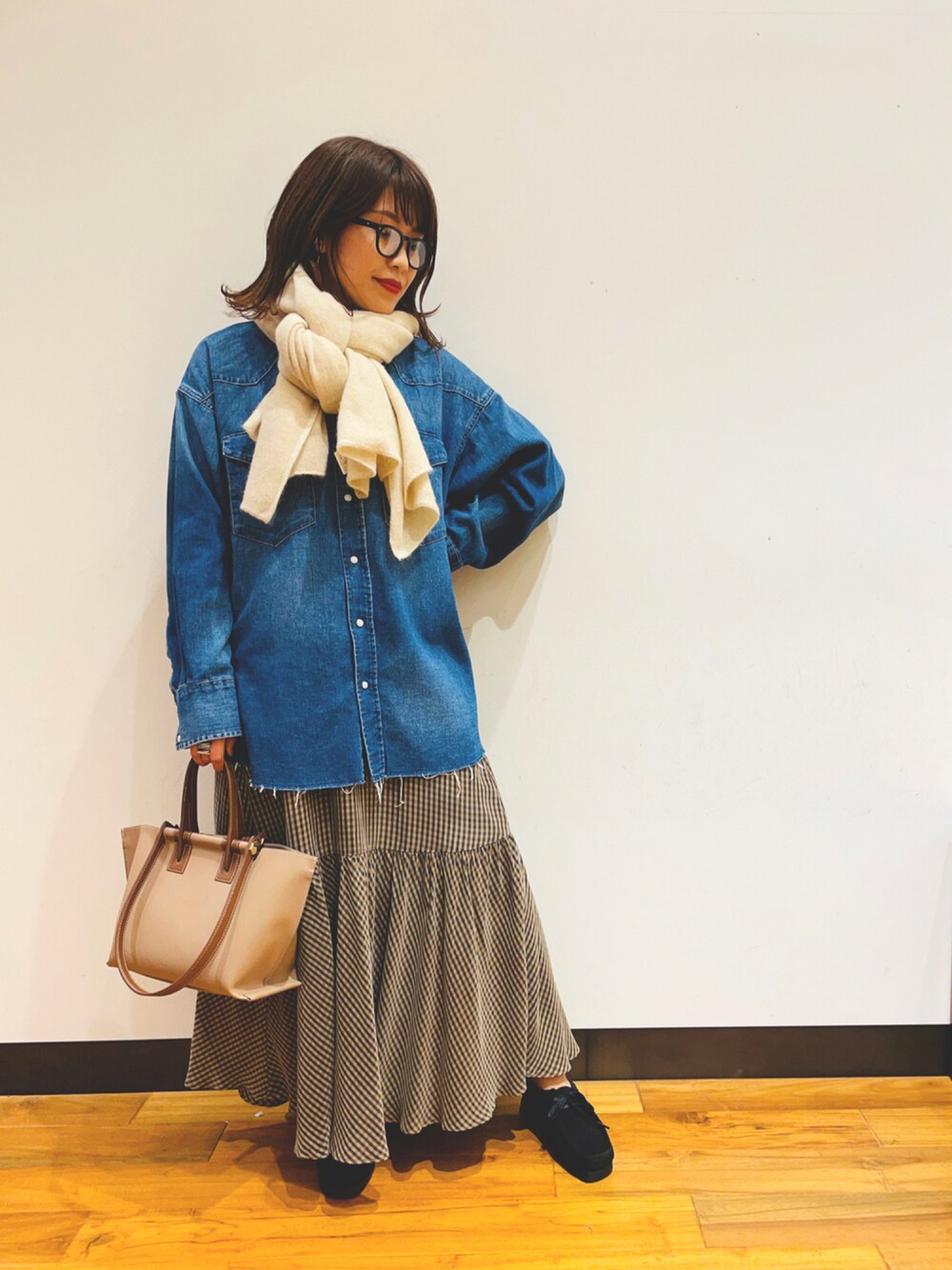 「大人カジュアル、秋のコーデ、デニムシャツ、Wrangler、別注、チェック、clarks、ストール、オーバーサイズ、秋色」｜「Wranglerの【別注】Wrangler×URBAN RESEARCH　DENIM SHIRTS（シャツ/ブラウス、ブルー系）」を使った、CHIAKI SUZUKIさん（レディース・161cm）の秋コーディネートの1枚目の写真