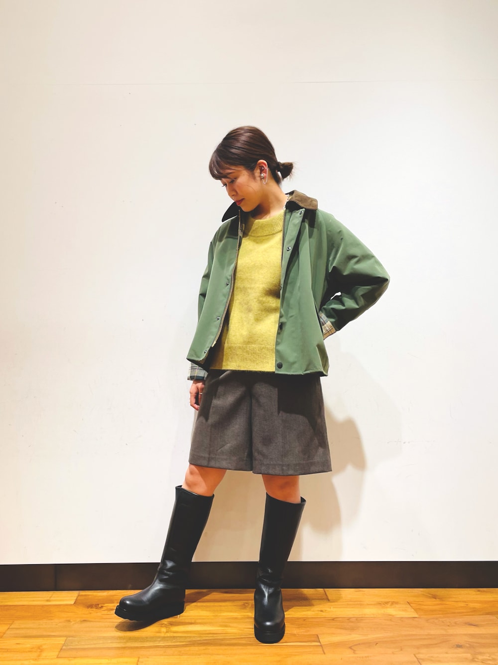 「オトナカジュアル、barbour、別注、ふわふわ、ハーフパンツ、ロングブーツ、CAMINANDO、トレンド、ショート丈トップス、ニット」｜「BarbourのBarbour×URBAN RESEARCH　TRANSPORT 3LAYER FOR UR（その他アウター、グリーン系）」を使った、CHIAKI SUZUKIさん（レディース・161cm）の秋コーディネートの1枚目の写真