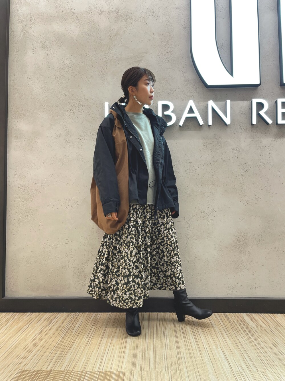 「大人カジュアル、ワイルドシングス、カジュアルコーデ、オトナ女子、ショートブーツ、フラワープリント、スエット、フェミニン、パーカー、秋のコーデ」｜「URBAN RESEARCHの製品染めボートネックプルオーバー（スウェット、グリーン系）」を使った、CHIAKI SUZUKIさん（レディース・161cm）の秋コーディネートの1枚目の写真