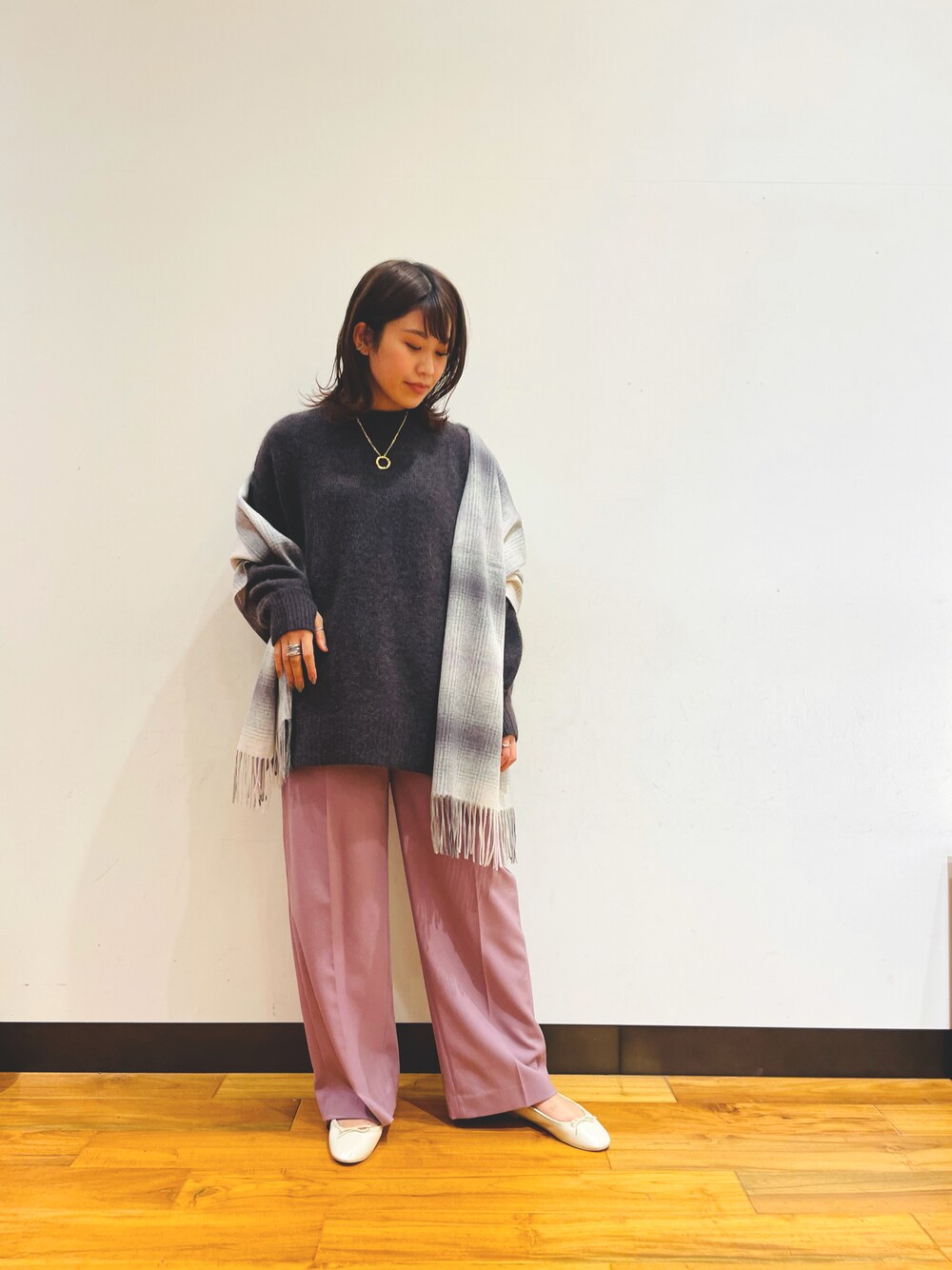 「ネックレス、ストール、オーバーサイズ、大人カジュアル、パープル、シンプルコーデ、ゆるコーデ、ニットコーデ、ニュアンスカラー、laato」｜「LAATOのFUWA FUWA  KNIT（ニット/セーター、パープル系）」を使った、CHIAKI SUZUKIさん（レディース・161cm）の秋コーディネートの1枚目の写真