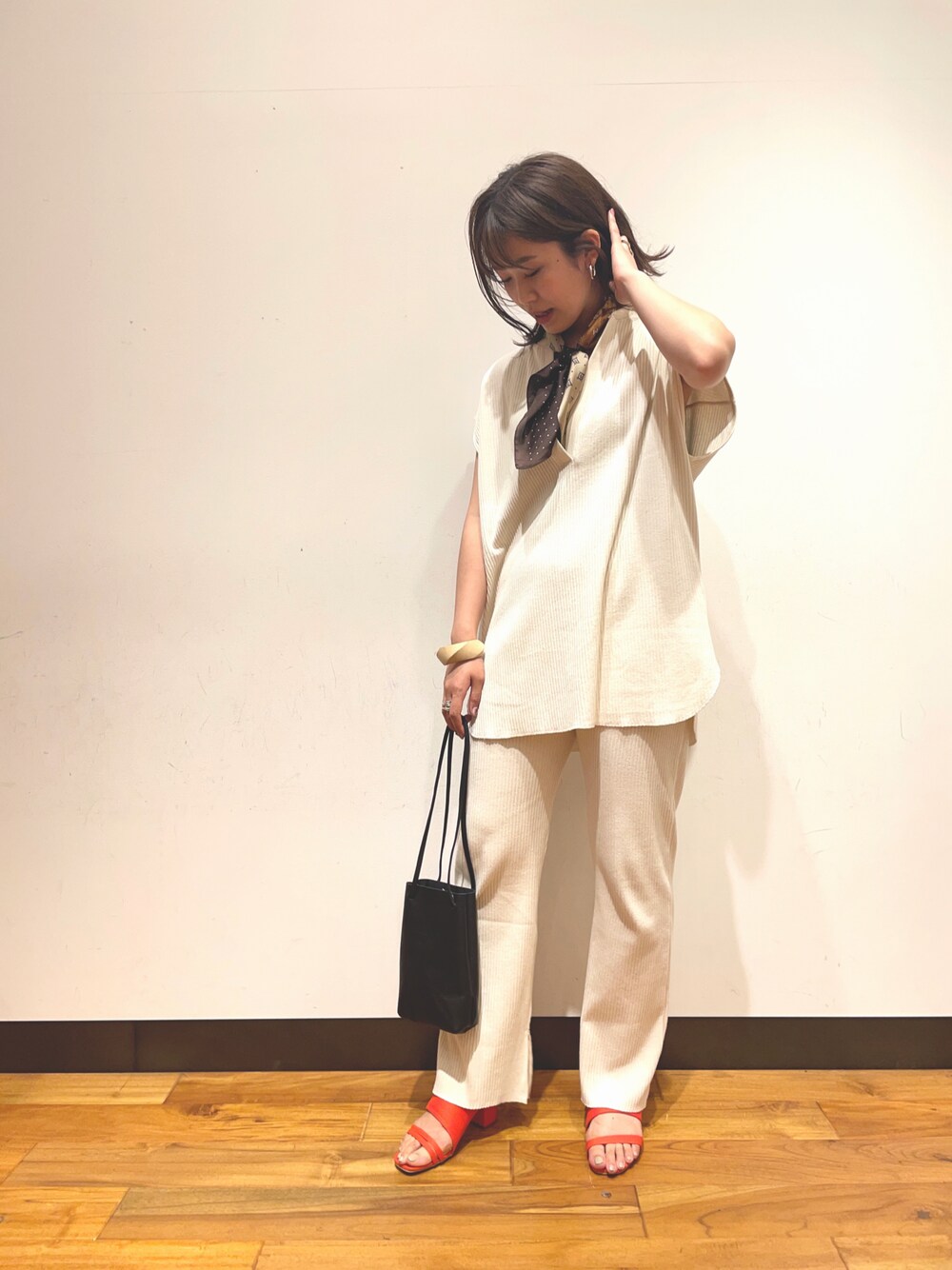 「休日スタイル、シンプル、カジュアル、リラックススタイル、オトナカジュアル、セットアップ、おしゃれさんと繋がりたい、アイボリー、オレンジ」｜「URBAN RESEARCHの針抜きリブノースリーブカットソー（Tシャツ/カットソー、ホワイト系）」を使った、CHIAKI SUZUKIさん（レディース・161cm）の夏コーディネートの1枚目の写真