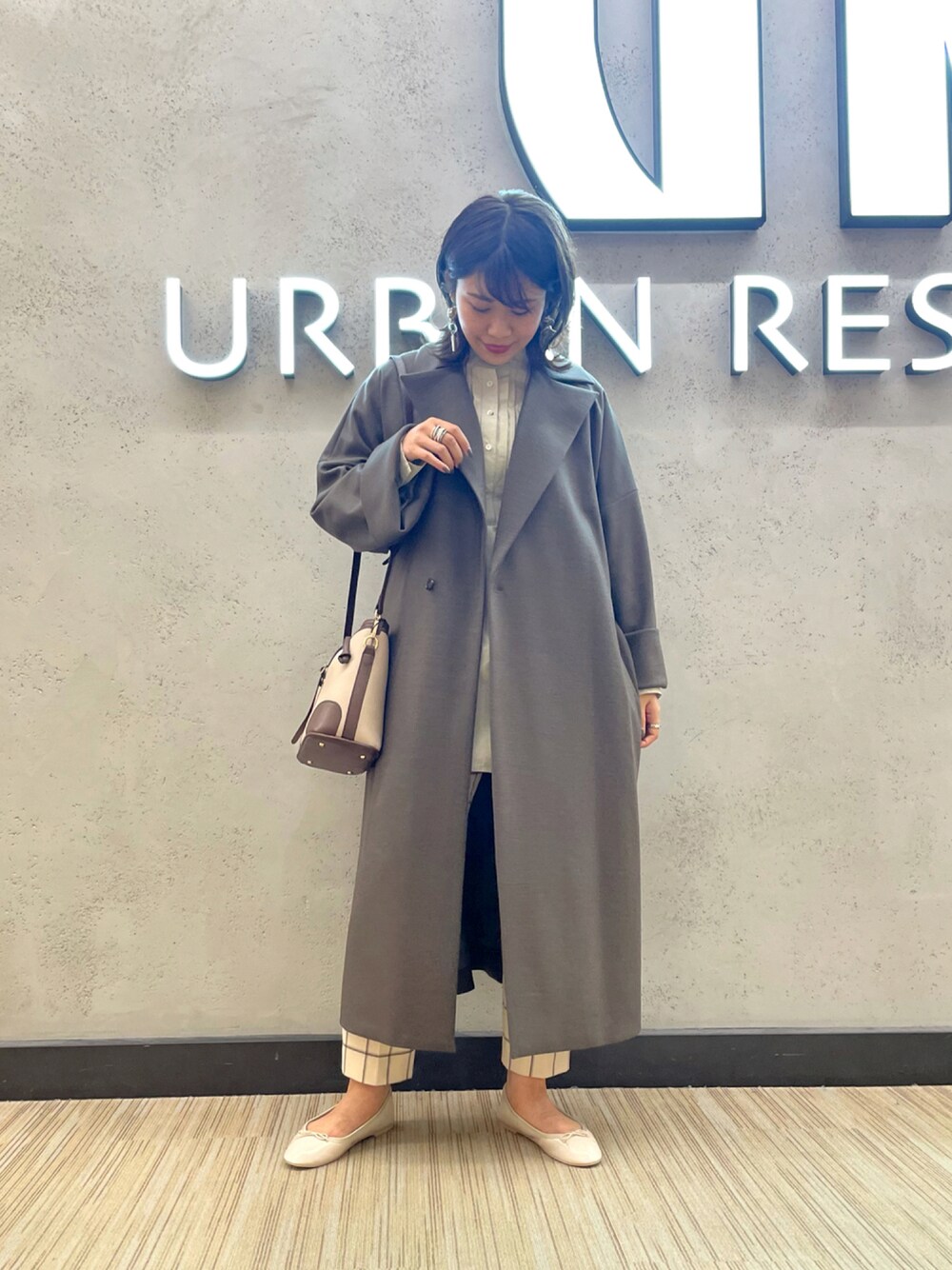 「シンプル、大人カジュアル、バレエシューズ、モード、パンツスタイル、秋コーデ、おしゃれさんと繋がりたい、オトナ女子、dessin de mode」｜「RODE SKOのIMELDA ハンドルバイカラーミニバッグ（ショルダーバッグ、ブラウン系）」を使った、CHIAKI SUZUKIさん（レディース・161cm）の秋コーディネートの1枚目の写真