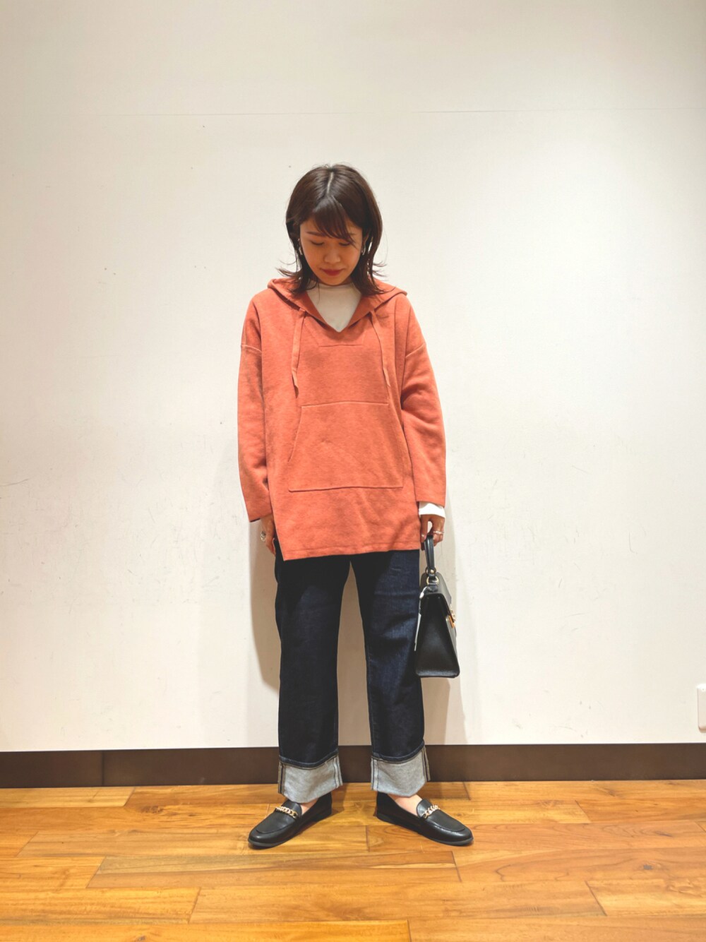 「デニムパンツ、ラフ、オレンジ、メキシカンパーカー、SOMETHING、ローファー、シンプル、秋コーデ、レイヤード、ロンT」｜「URBAN RESEARCHのメキシカンパーカーニット（ニット/セーター、オレンジ系）」を使った、CHIAKI SUZUKIさん（レディース・161cm）の秋コーディネートの1枚目の写真
