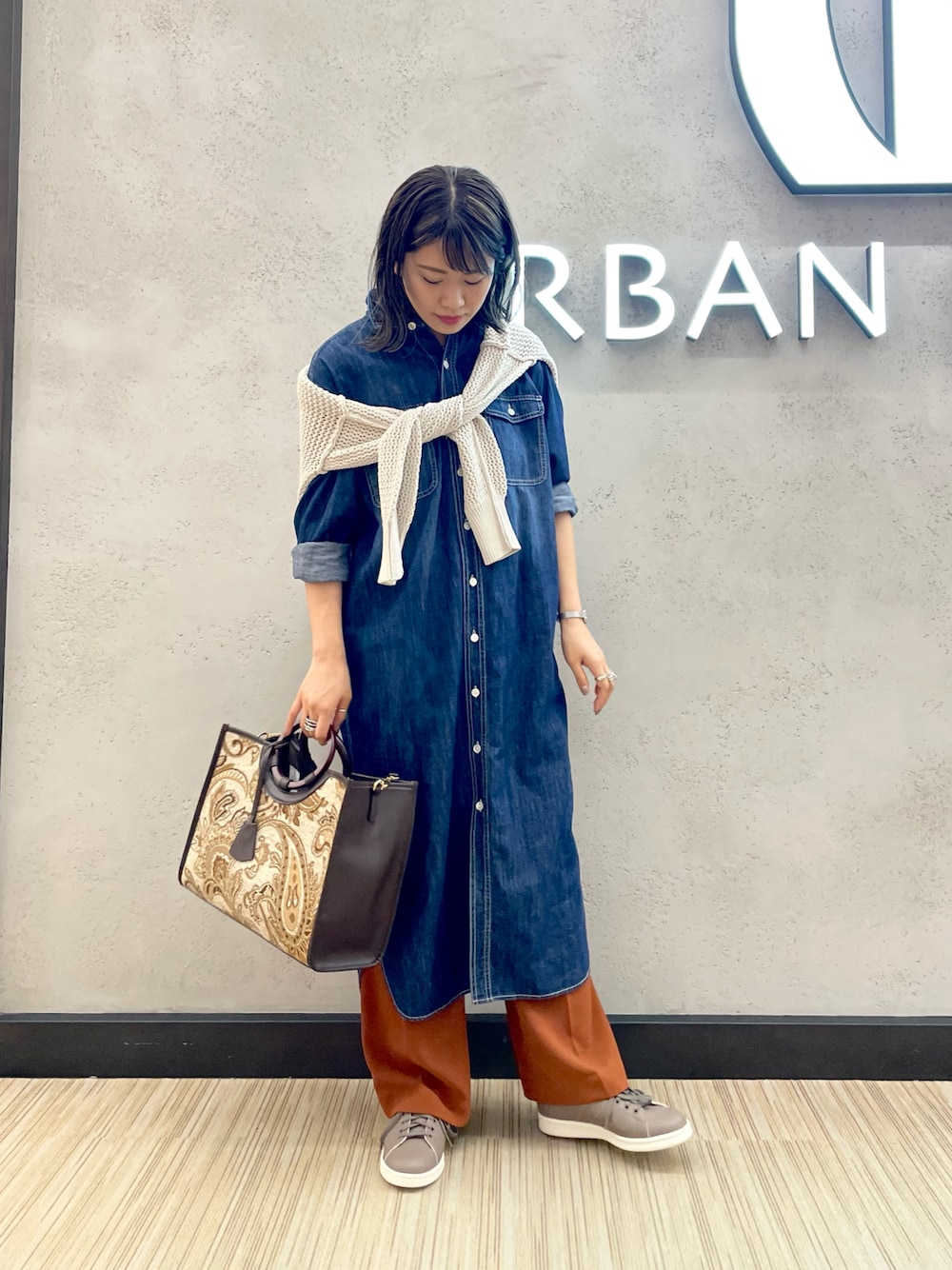 「シンプル、秋コーデ、カジュアル、大人カジュアル、ワイドパンツ、ブラウン、ママコーデ、カラーパンツ、adidas、秋先取りコーデ」｜「URBAN RESEARCHのメッシュニット（ニット/セーター、ホワイト系）」を使った、CHIAKI SUZUKIさん（レディース・161cm）の秋コーディネートの1枚目の写真
