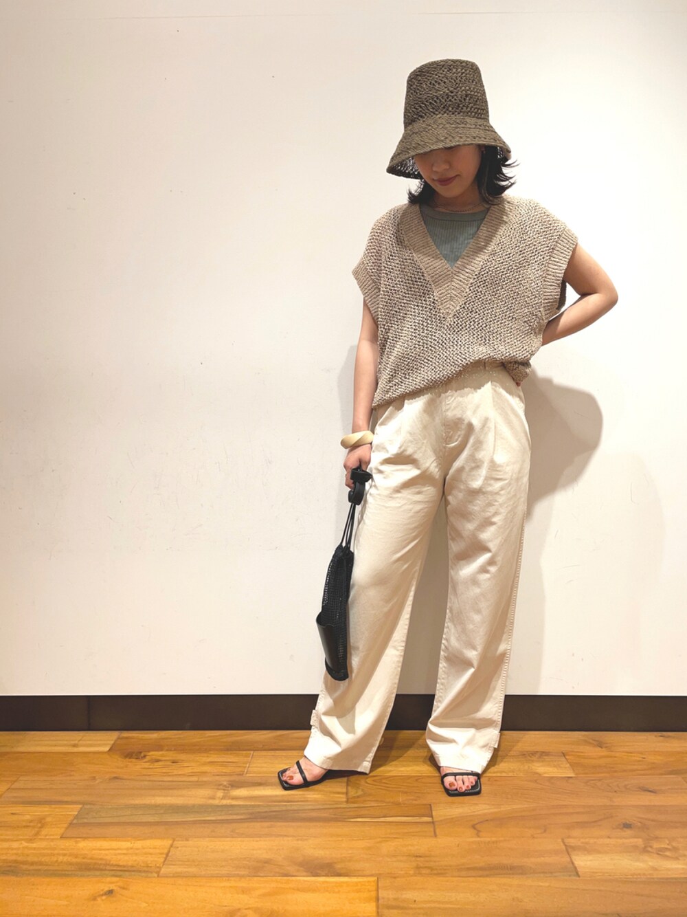「お洒落さんとつながりたい、オトナ女子、カジュアルコーデ、パンツコーデ、メッシュニット、グリーン、ミュール、MILLIWM、おでかけコーデ、ヘムパンツ」｜「URBAN RESEARCHの透かし柄ニットベスト（ベスト、ベージュ系）」を使った、CHIAKI SUZUKIさん（レディース・161cm）の夏コーディネートの1枚目の写真