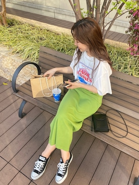 「バックロゴ」｜「アイテム（ワンピース）」を使った、長谷千沙さん（レディース・159cm）の春コーディネート