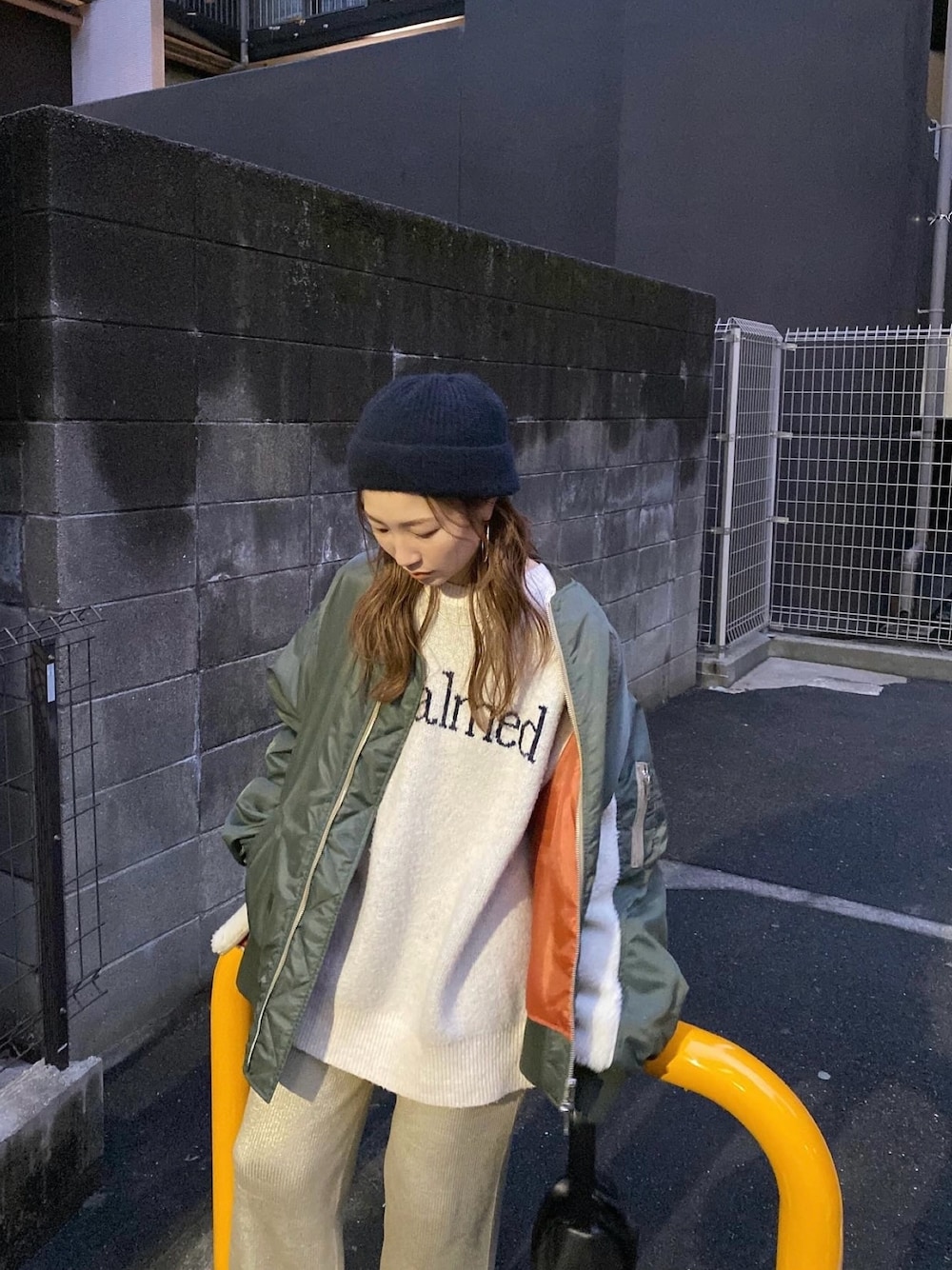 「MA-1、ボアジャケット、ボアブルゾン、ニット、ニット帽、ニット帽コーデ、ニットコーデ、ニットパンツ、スニーカー、スニーカーコーデ、アディダス、samba、冬ファッション、楽チンコーデ、Ungrid」｜「Ungridの【WEB限定】ロゴルーズニット（ニット/セーター、ホワイト系）」を使った、長谷千沙さん（レディース・159cm）の冬コーディネートの1枚目の写真