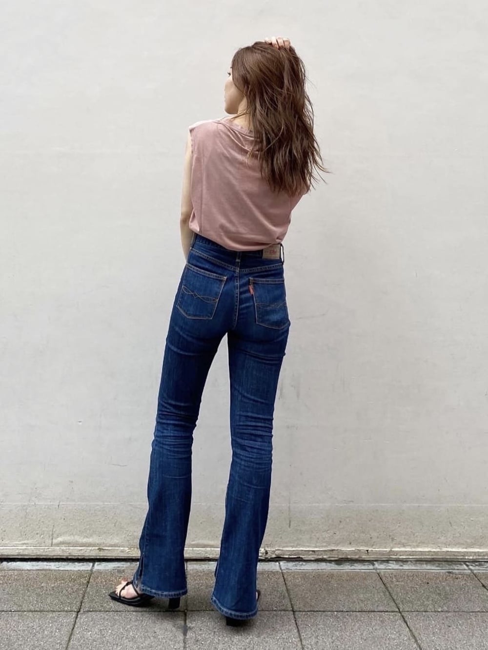 「Ungridのストレッチフレアデニム（デニムパンツ、ブルー系）」を使った、長谷千沙さん（レディース・159cm）の夏コーディネートの1枚目の写真