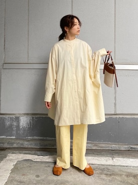 「ノーカラーシャツ」｜「アイテム（スラックス）」を使った、長谷千沙さん（レディース・159cm）の冬コーディネート