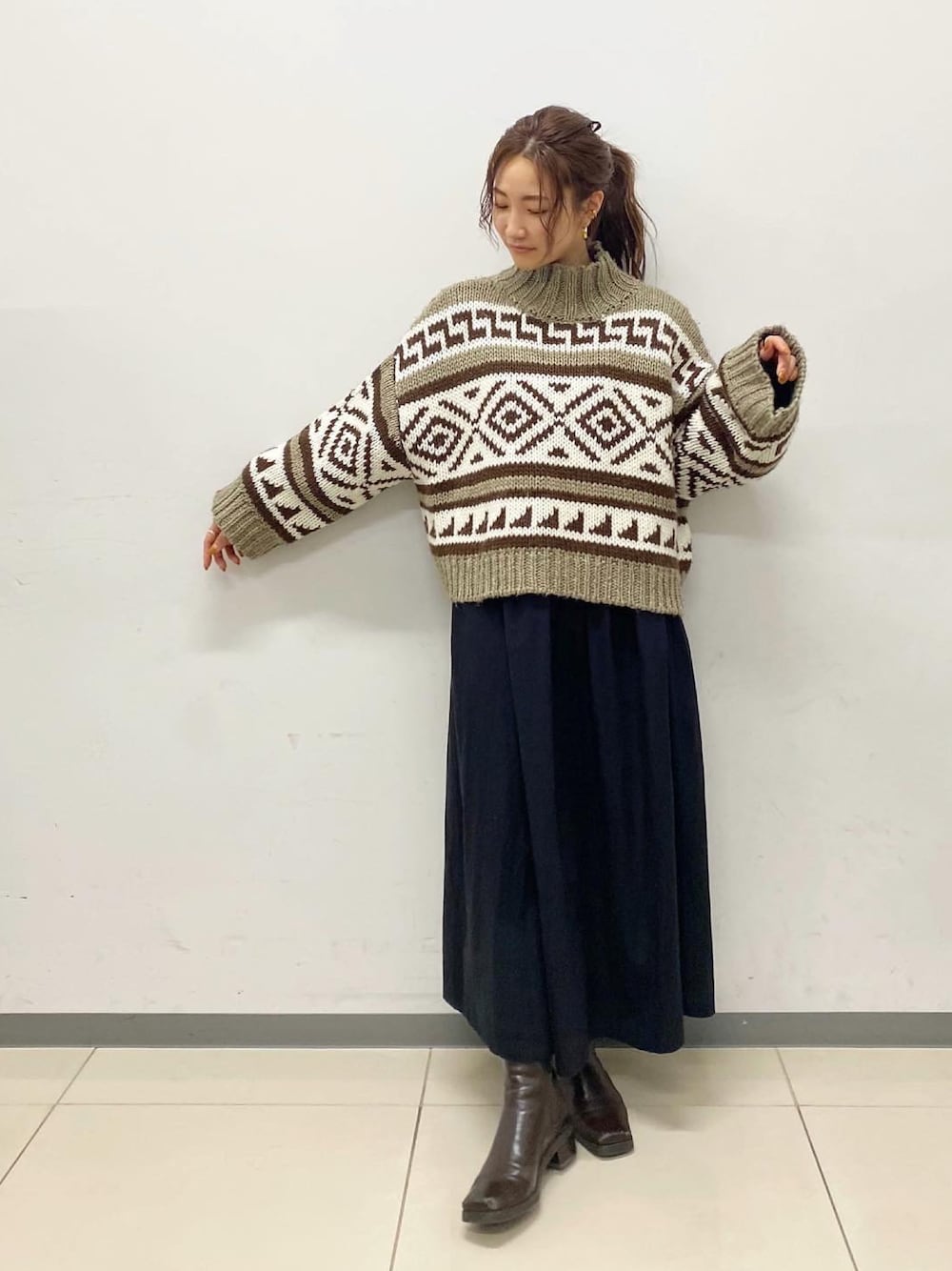 「カウチン、カウチンニット、ニット、ニットコーデ、シャツワンピ、ワンピースコーデ、ワンピース、柄ニット、Ungrid、ungridコーデ」｜「Ungridのローゲージジャカードニット（ニット/セーター、ホワイト系）」を使った、長谷千沙さん（レディース・159cm）の秋コーディネートの1枚目の写真