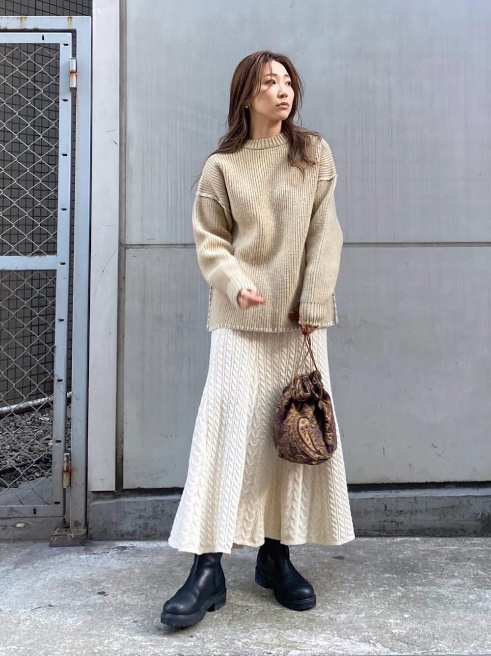 「ニットコーデ、ステッチニット、バックスリット、ワントーンコーデ、ニットスカート、30代コーデ、30代ファッション、ママコーデ、ママファッション、Ungrid」｜「Ungridのハンドステッチルーズニット（ニット/セーター、ブラウン系）」を使った、長谷千沙さん（レディース・159cm）の冬コーディネートの1枚目の写真