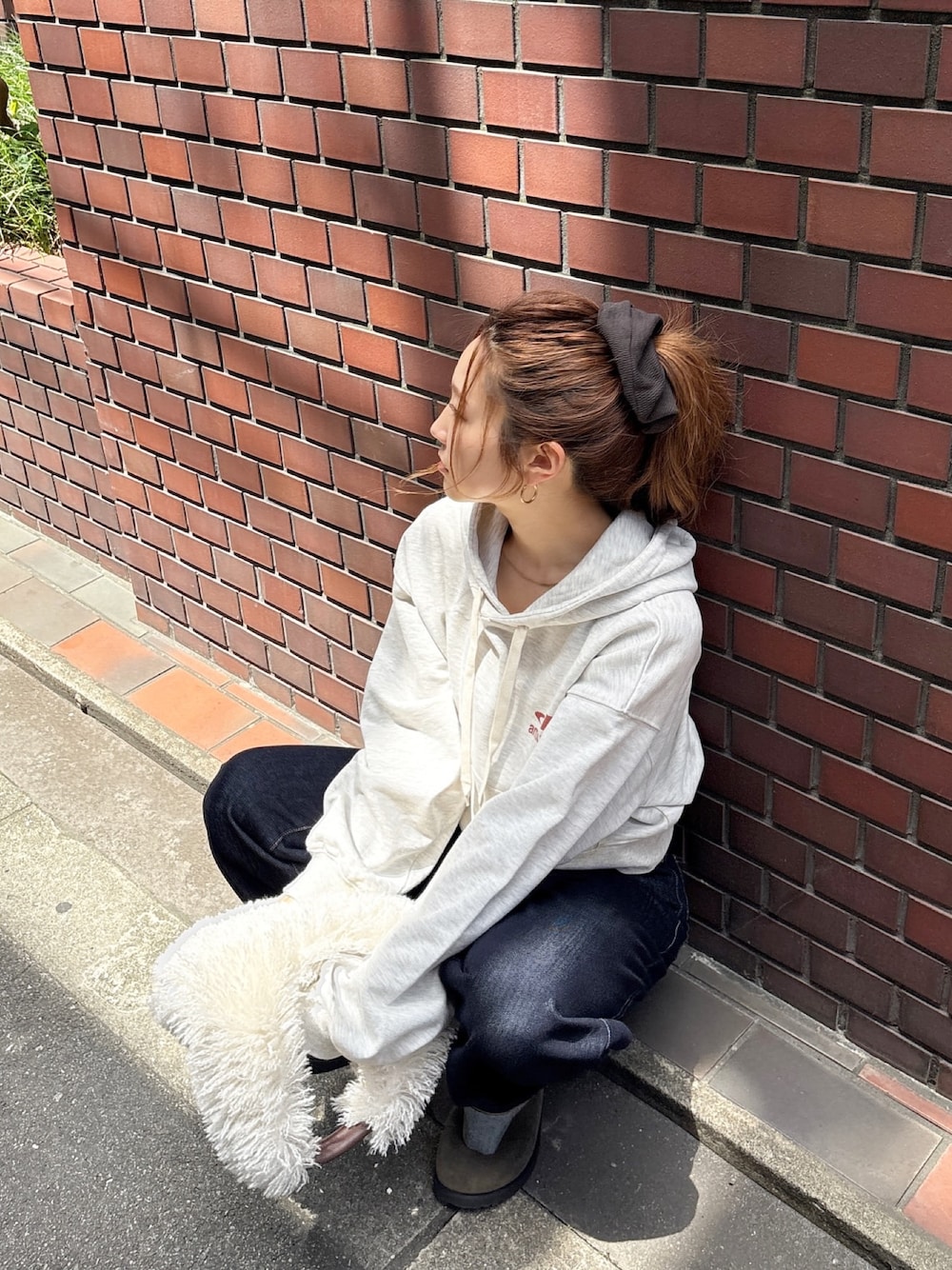 「パーカー、パーカーコーデ、パーカースタイル、パーカー女子、インディゴ、インディゴデニム、インディゴブルー、ショート、ショート丈トップス、ショート丈、Ungrid、ungridコーデ、Ungrid デニム」｜「Ungridの【WEB限定】ショートロゴプリントパーカー（パーカー、グレー系）」を使った、長谷千沙さん（レディース・159cm）の夏コーディネートの1枚目の写真