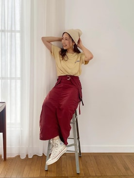 「カラーTシャツ」｜「アイテム（ニットキャップ/ビーニー）」を使った、長谷千沙さん（レディース・159cm）の冬コーディネート