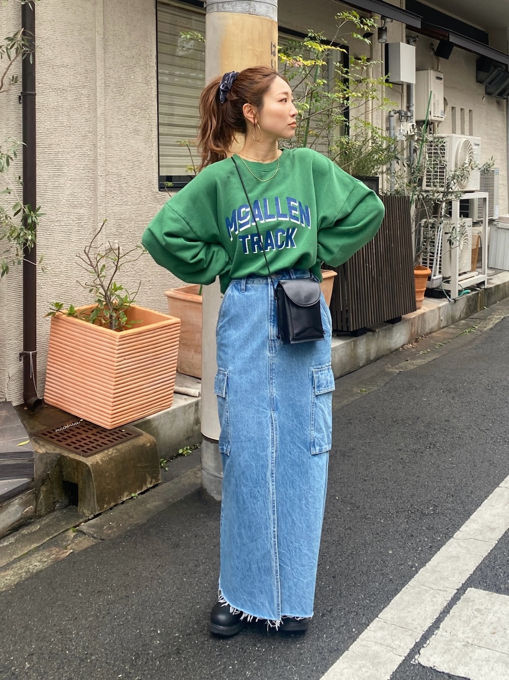 デニムスカートを使った「スウェットトップス」の人気ファッション