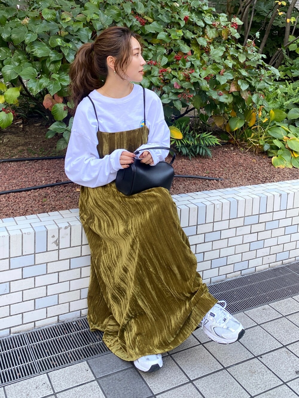 「ワンピース、ワンピース×スニーカー、ワンピーススタイル、ワンピースコーデ、ベロア、ベロアスカート、ベロアワンピース、ロンT、レイヤードスタイル、レイヤード、スニーカー、スニーカーコーデ、ニユーバランス、Ungrid」｜「Ungridの【Cl】フェイクレザースクエアバック（ハンドバッグ、ブラック系）」を使った、長谷千沙さん（レディース・159cm）の秋コーディネートの1枚目の写真