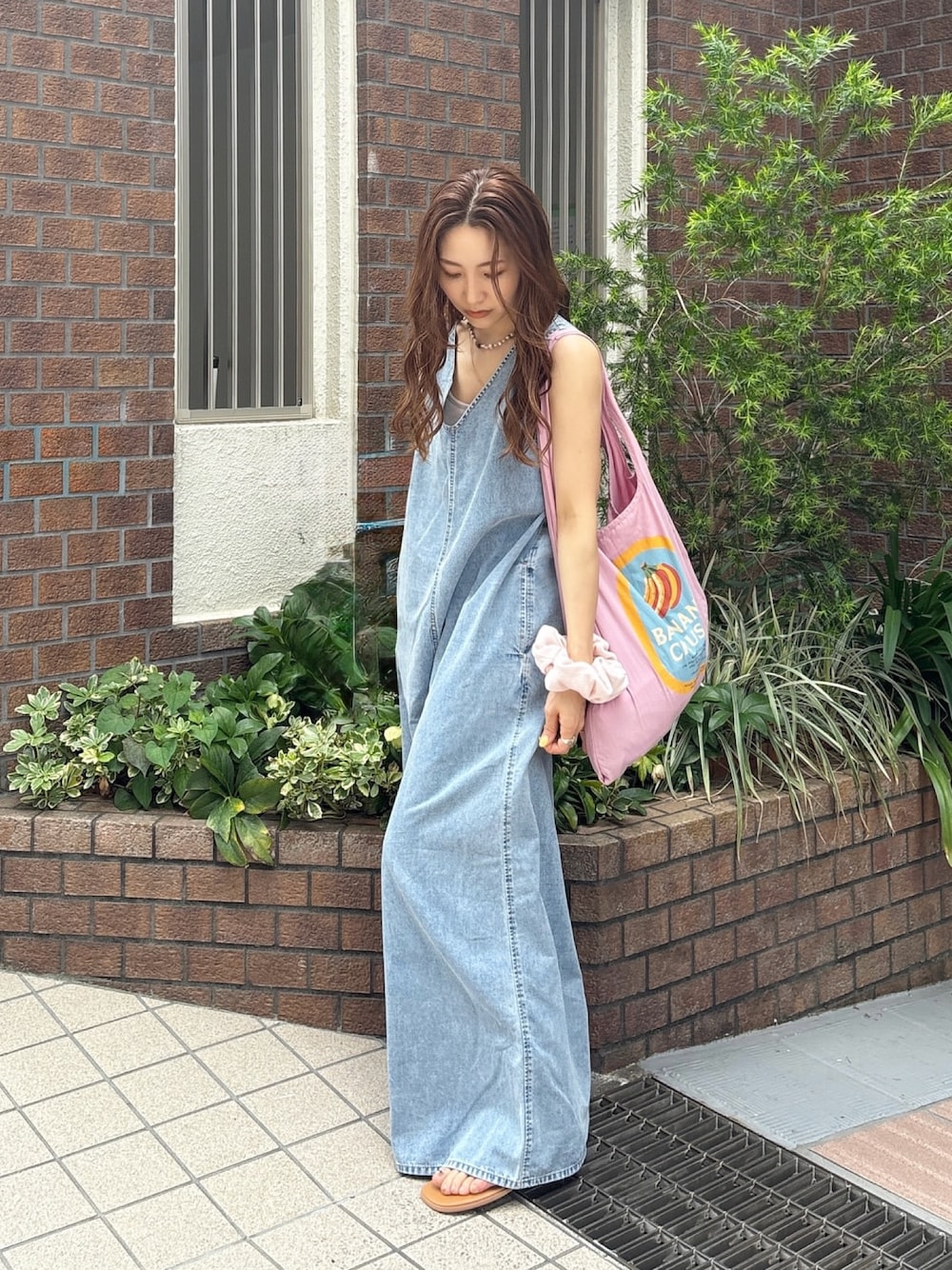 「サロペット、サロペットコーデ、サロペットパンツ、サロペットデニム、ロンパース、ロンパースコーデ、デニムサロペ、デニムサロペット、カジュアルスタイル、夏服、ゆるコーデ、リラックススタイル、Ungrid、ungridコーデ、Ungrid デニム」｜「Ungridのバックオープンデニムサロペット（つなぎ/オールインワン、ブルー系）」を使った、長谷千沙さん（レディース・159cm）の夏コーディネートの1枚目の写真