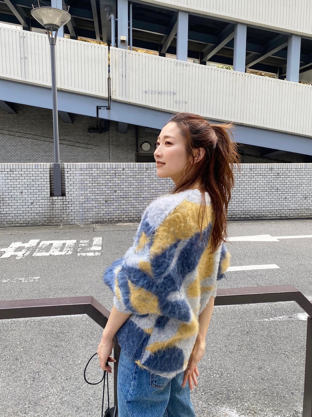 「シャギーニット、カラーニット、ニットコーデ、カラフルニット、デニムコーデ、秋のコーデ、シンプルコーデ、オトナカジュアル、ゆるコーデ、30代コーデ、今日のコーデ、Ungrid」｜「Ungridの【井桁弘恵さん着用アイテム】シャギージャカードニット（ニット/セーター、ブルー系）」を使った、長谷千沙さん（レディース・159cm）の秋コーディネートの1枚目の写真