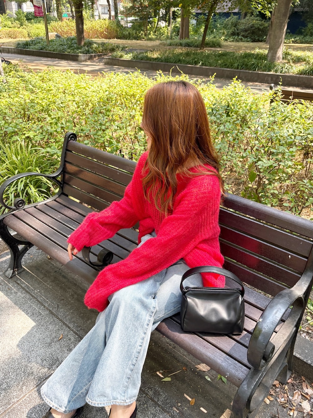 「ニット、ニットコーデ、ニット/セーター、赤ニット、赤ニットコーデ、赤ニット×デニム、デニム、デニムコーデ、透かし編み、透かし編みニット、Ungrid、ungridコーデ、Ungrid デニム」｜「Ungridのアルパカ混透かし編みニット（ニット/セーター、レッド系）」を使った、長谷千沙さん（レディース・159cm）の夏コーディネートの1枚目の写真