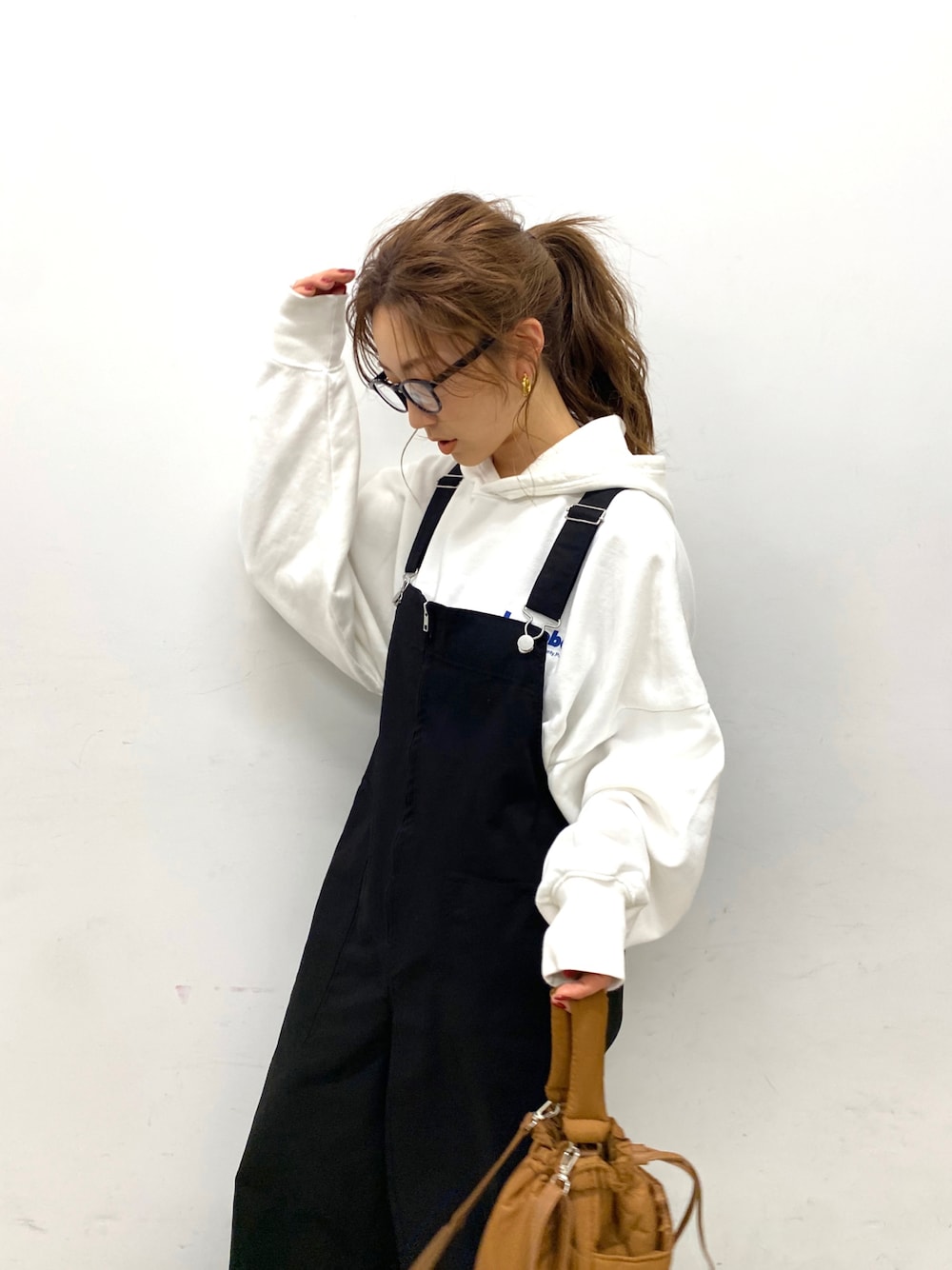 「サロペット、サロペットコーデ、パーカー、パーカーコーデ、ロゴパーカー、30代、30代コーデ、ママコーデ、ママファッション、Ungrid」｜「Ungridのミリタリールーズサロペット（つなぎ/オールインワン、ブラック系）」を使った、長谷千沙さん（レディース・159cm）の冬コーディネートの1枚目の写真