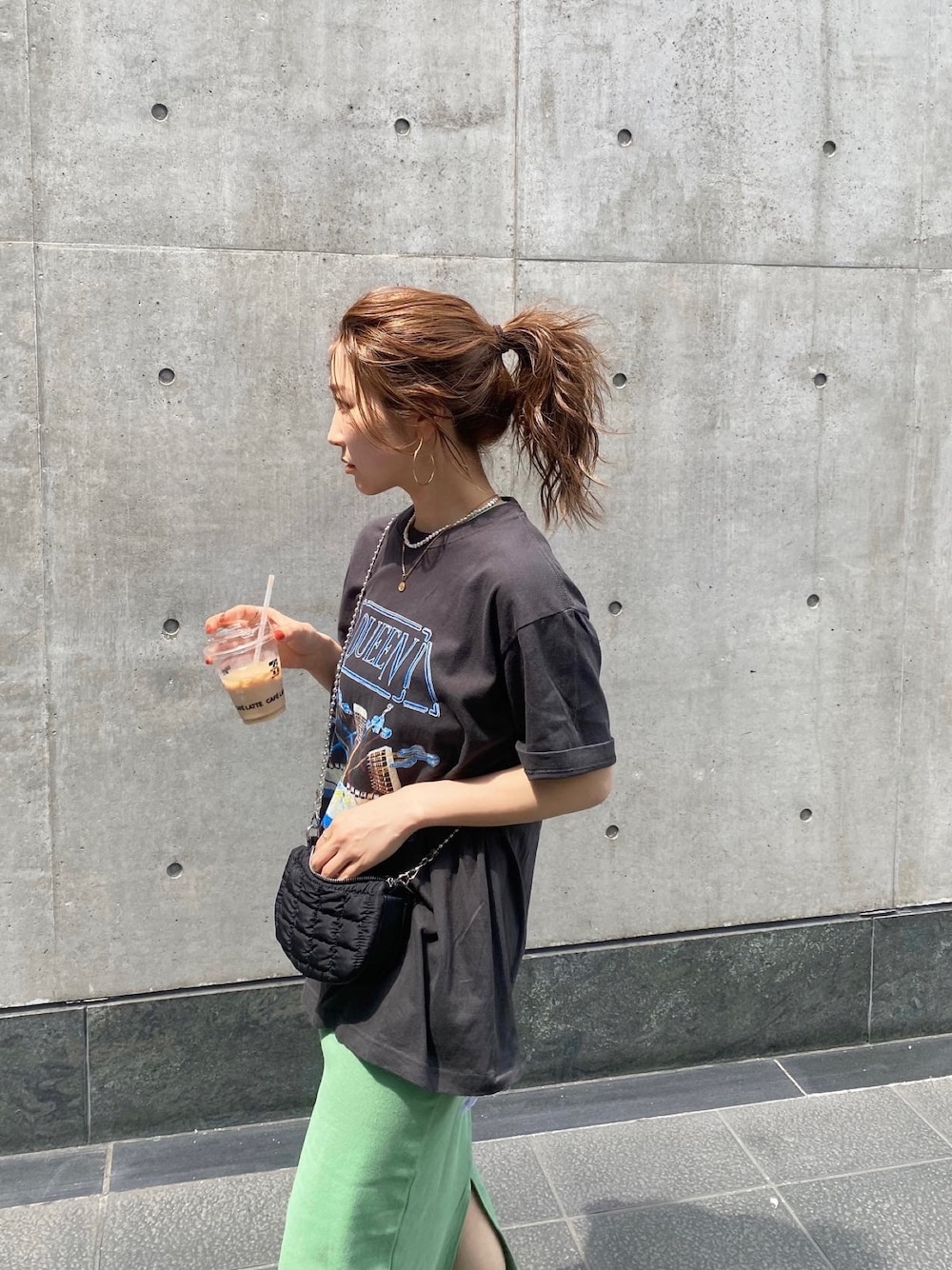 「ロックT、ロックコーデ、レイヤードスタイル、レイヤード、Tシャツコーデ、ロゴT、タイトワンピース、ワンピース、ワンピーススタイル、ワンピースコーデ、スリットワンピース、夏コーデ、シンプルコーデ、古着MIX、Ungrid」｜「UngridのQUEENロゴTee（Tシャツ/カットソー、グレー系）」を使った、長谷千沙さん（レディース・159cm）の春コーディネートの1枚目の写真
